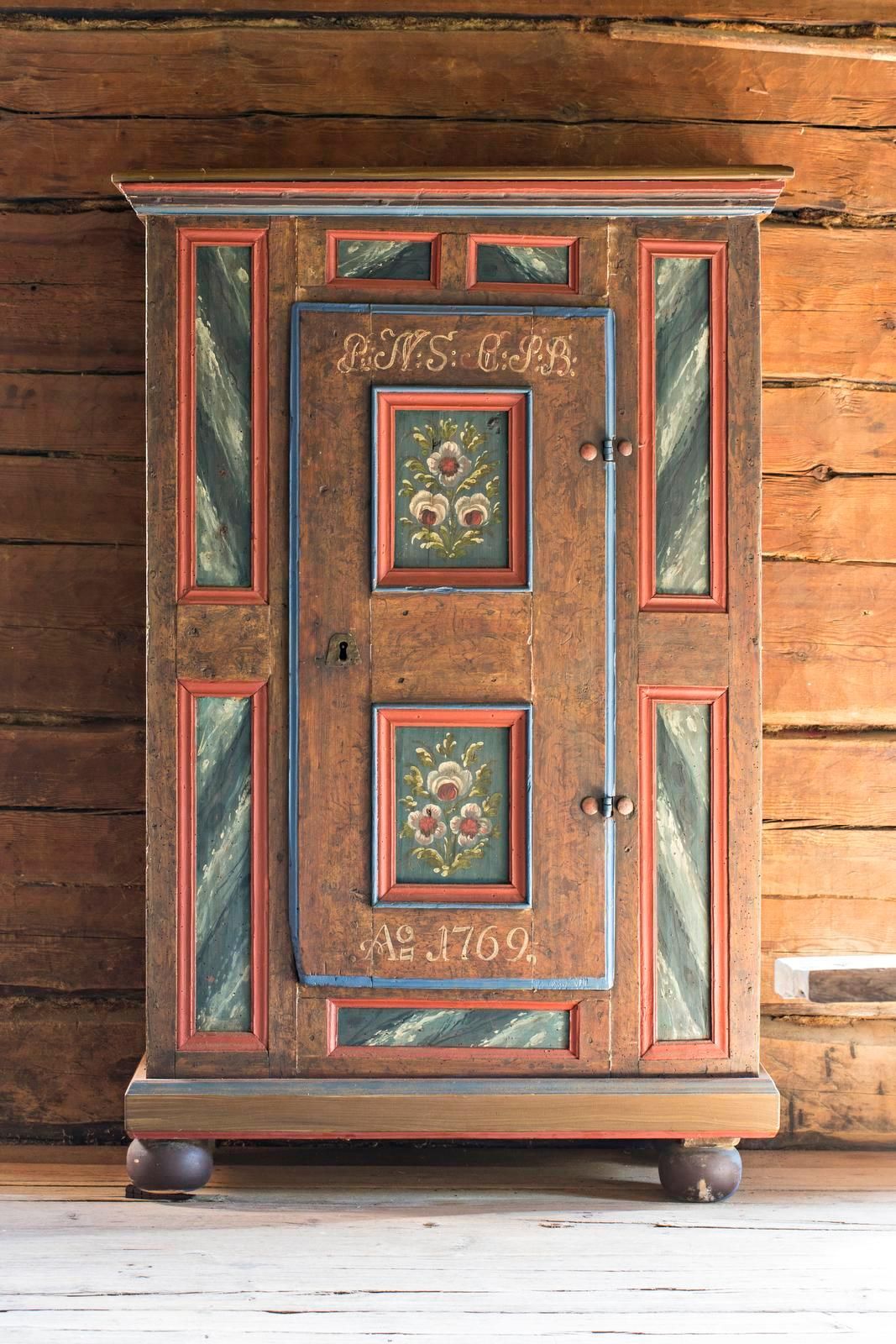 Ruotsalainen kaappi on 1800-luvulta, vaikka kaiverrus kertookin sen olevan vanhempi. Kaappi on hankittu Bukowskis Marketin kautta.