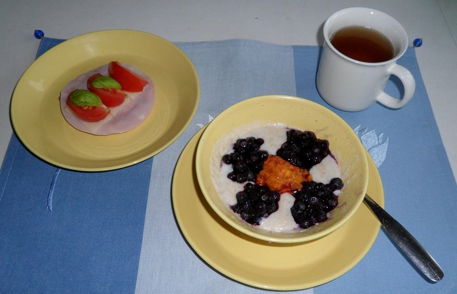 Päiväni ei käynnisty ilman kaurapuuroa. Lisänä marjoja, teetä tai kahvia ja voileipä. - Käyttäjä272