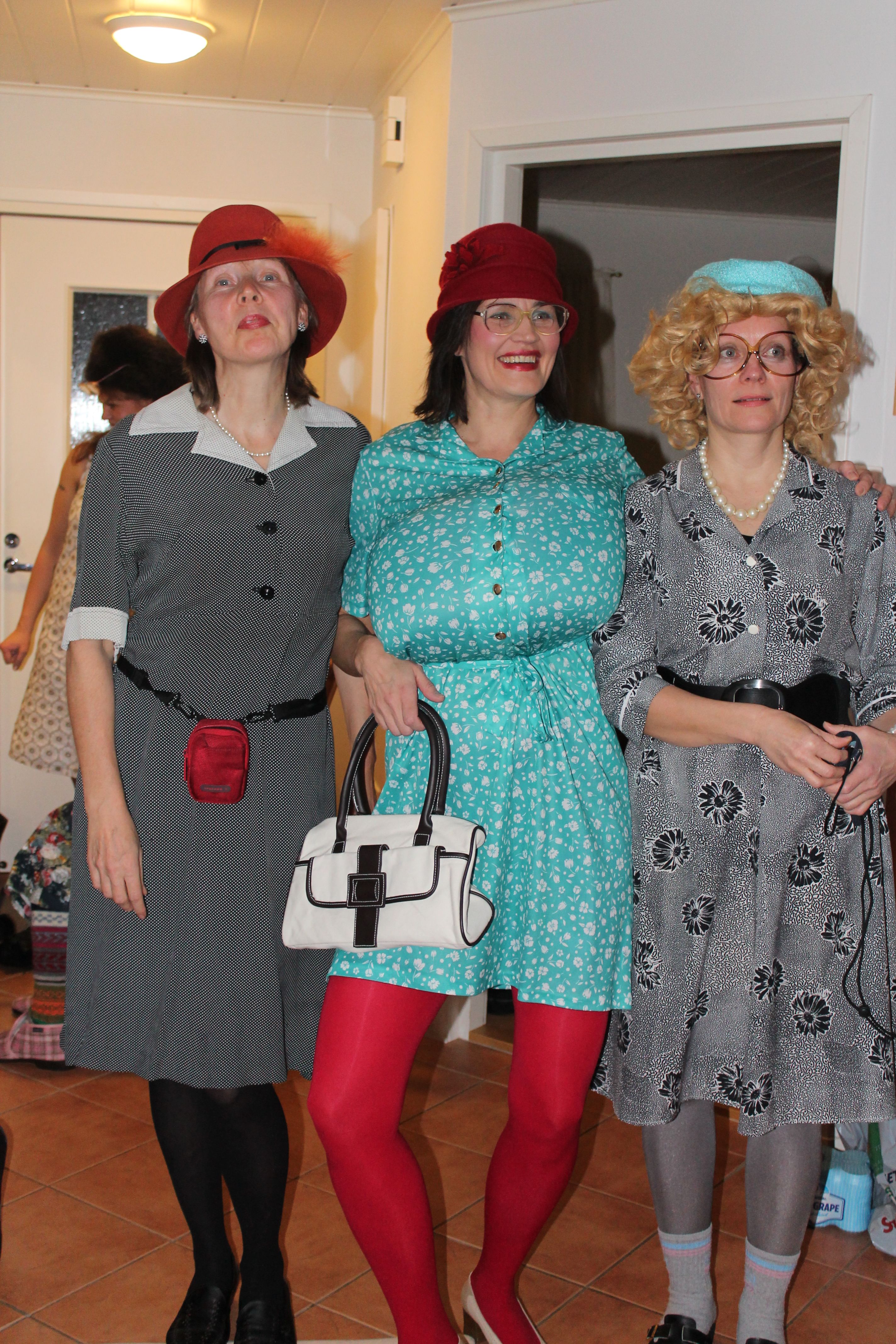 Päivänsankari Martta (kesk.) sekä Vieno ja Lyyli poseeraavat yhteiskuvassa.