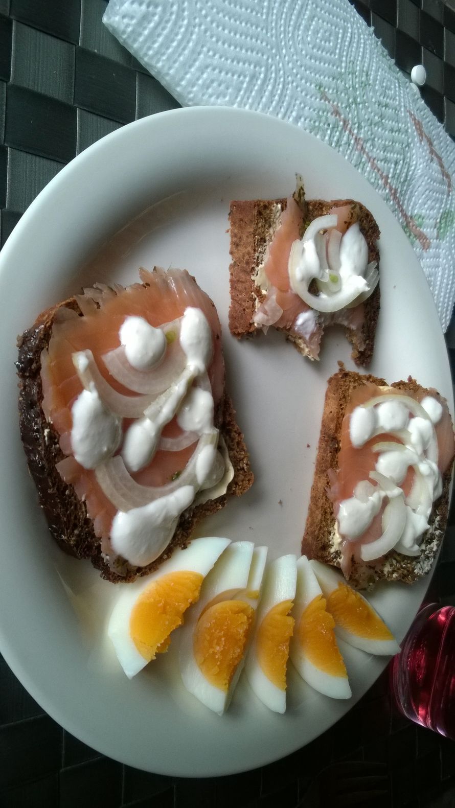 Nopea ja yksinkertainen: saaristolaisleipää kylmäsavulohen, punasipulin ja smetanan kera! - Stolibna