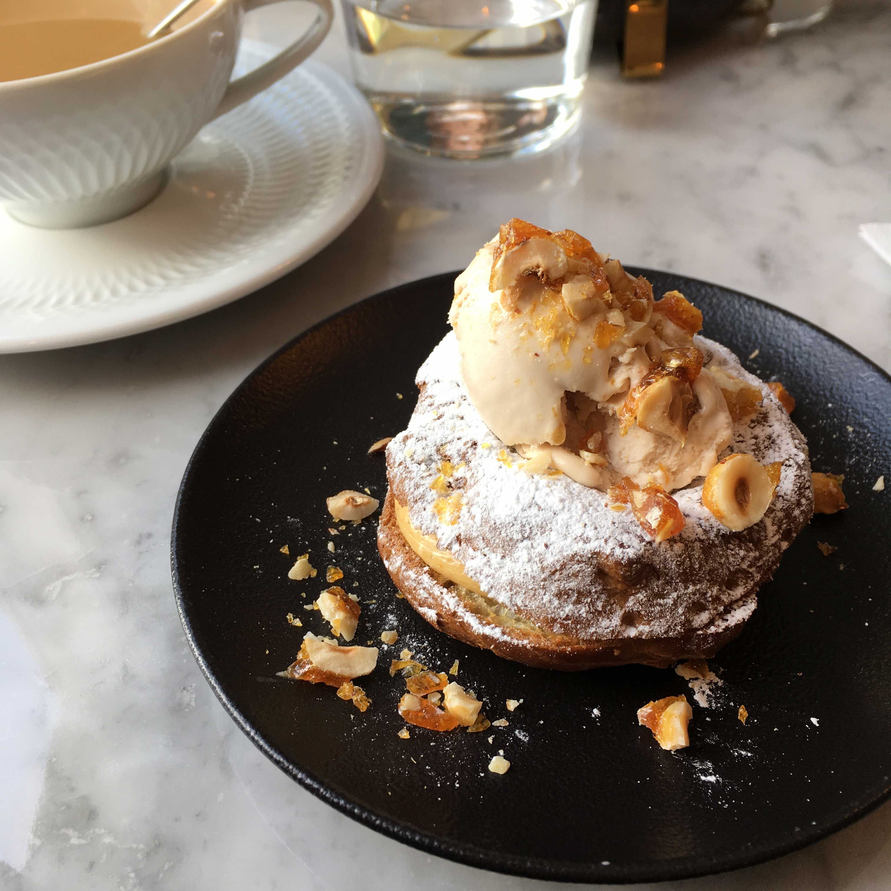 Täydellinen yhdistelmä: jäätelöä tuulihatussa!