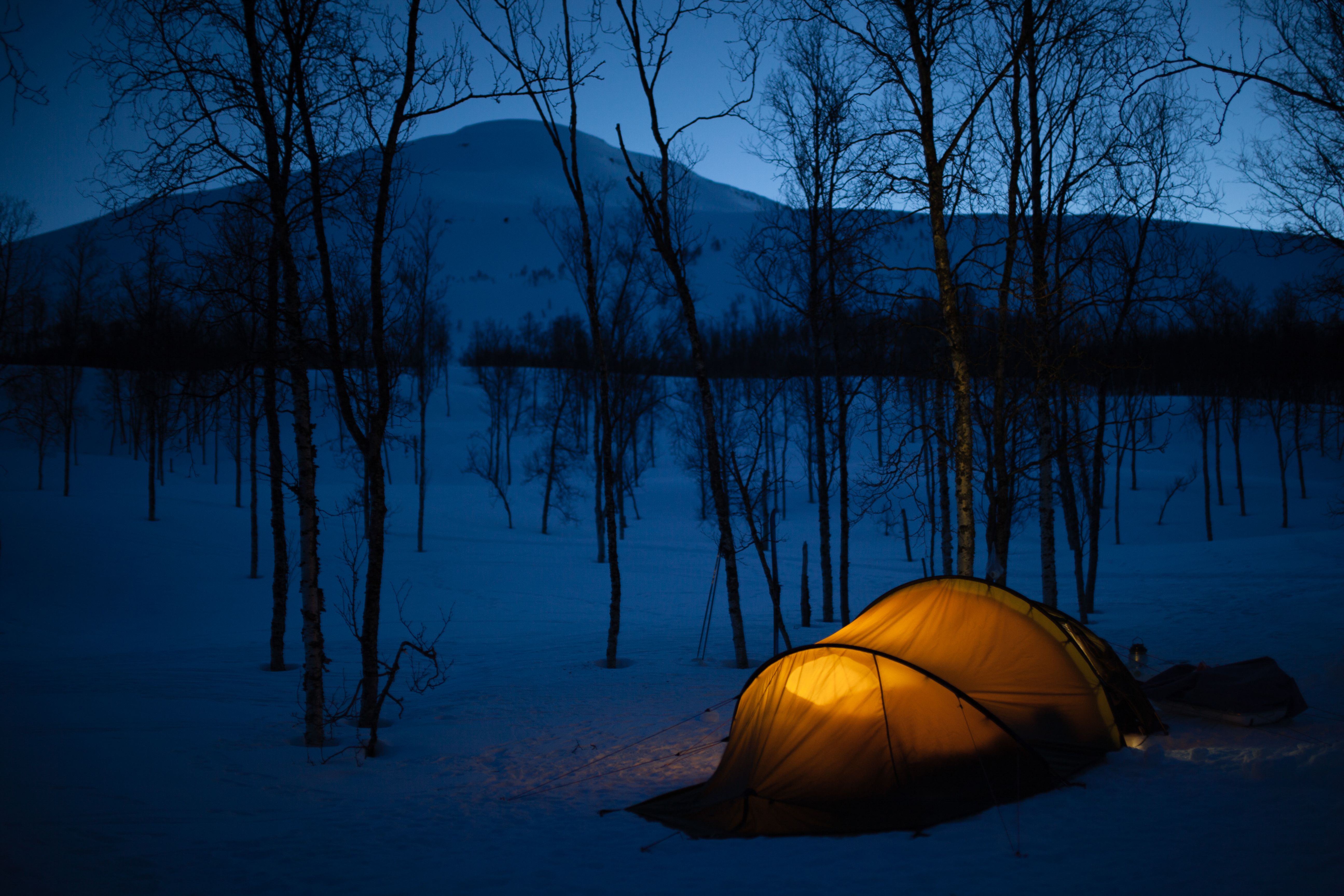 16.4.2017 TAMOKDALEN, NORJA. ”Halusin tehdä viikon mittaisen retken Pohjois-Norjaan, koska vielä vuosi sitten sanoin ystävälle ääneen, että tuskinpa jaksaisin olla niin pitkään ulkona pakkasessa. Kuvassa neljän naisen retkiseurueesta puolet on lähtenyt jo paluumatkalle ja vietämme viimeistä yötä vuoristolaaksossa.”