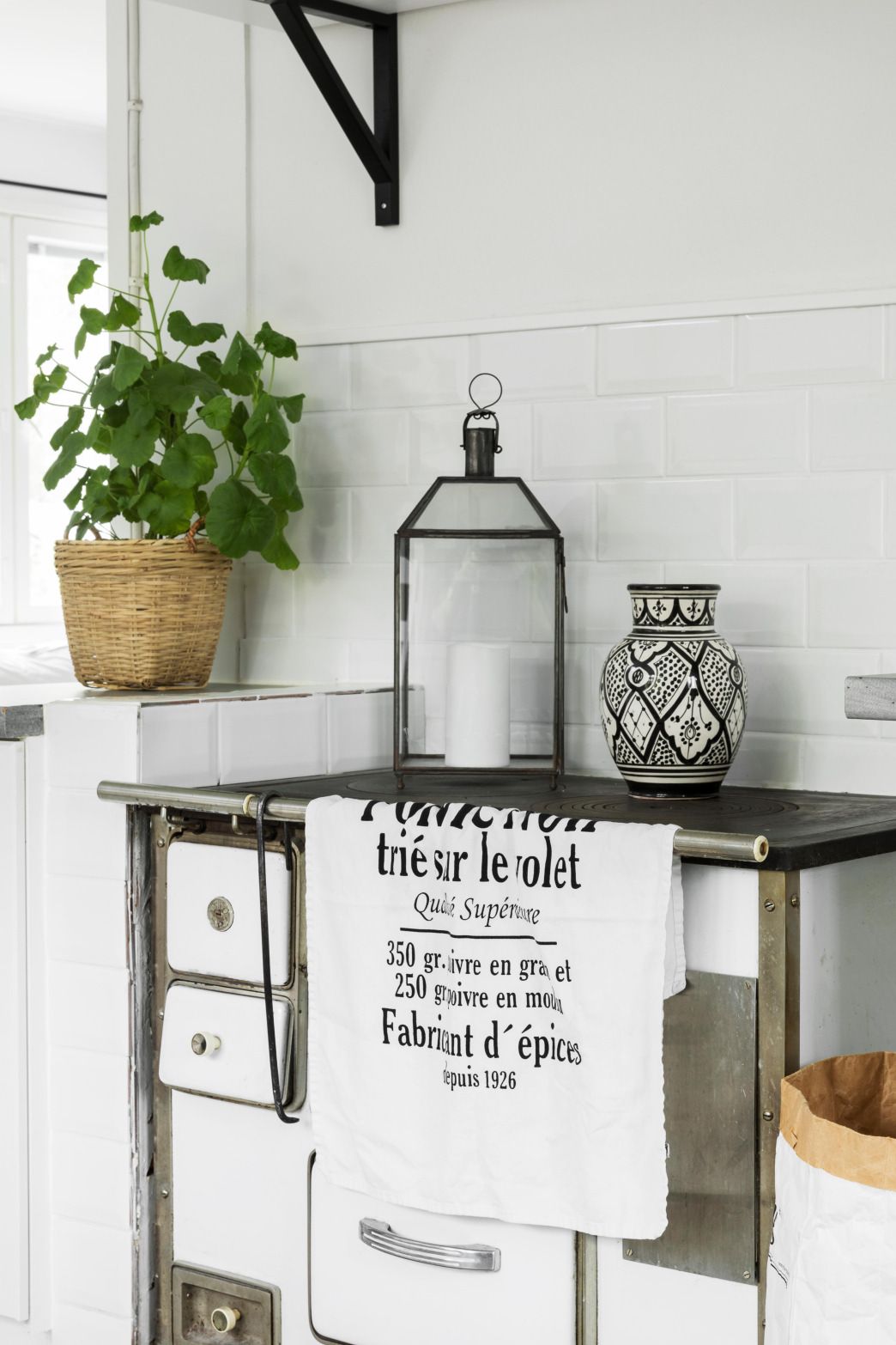 Kun keittiö remontoitiin, puuhella sai jäädä. Talvisin talossa on kylmä, joten uuni sekä mummon kutomat sukat ovat tarpeen.