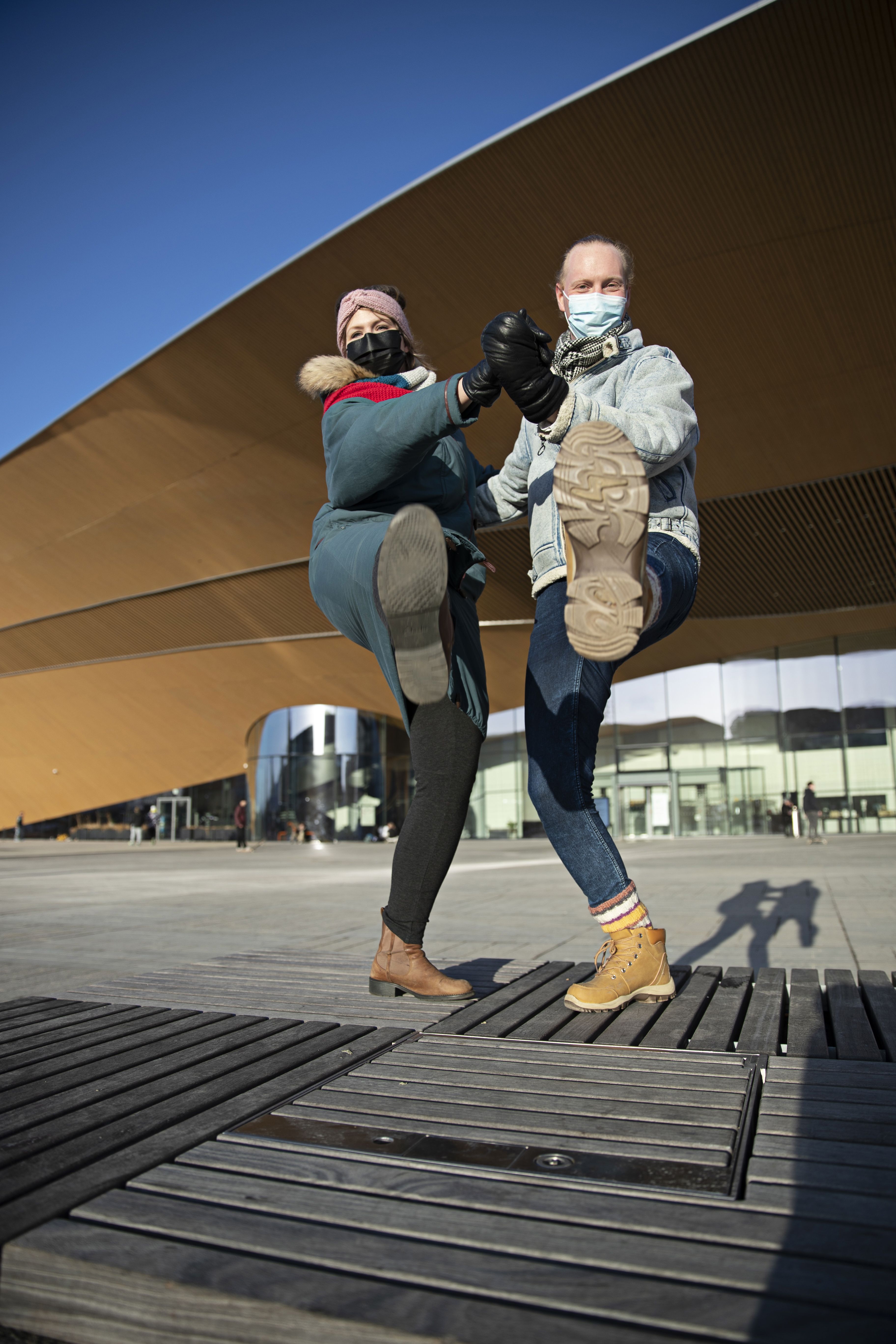 Korona on hankaloittanut tanhuamistakin, mutta nokkela keinot keksii. Danielin tanhukaverina on tanssija-tanssinopettaja Riina Hosio. 