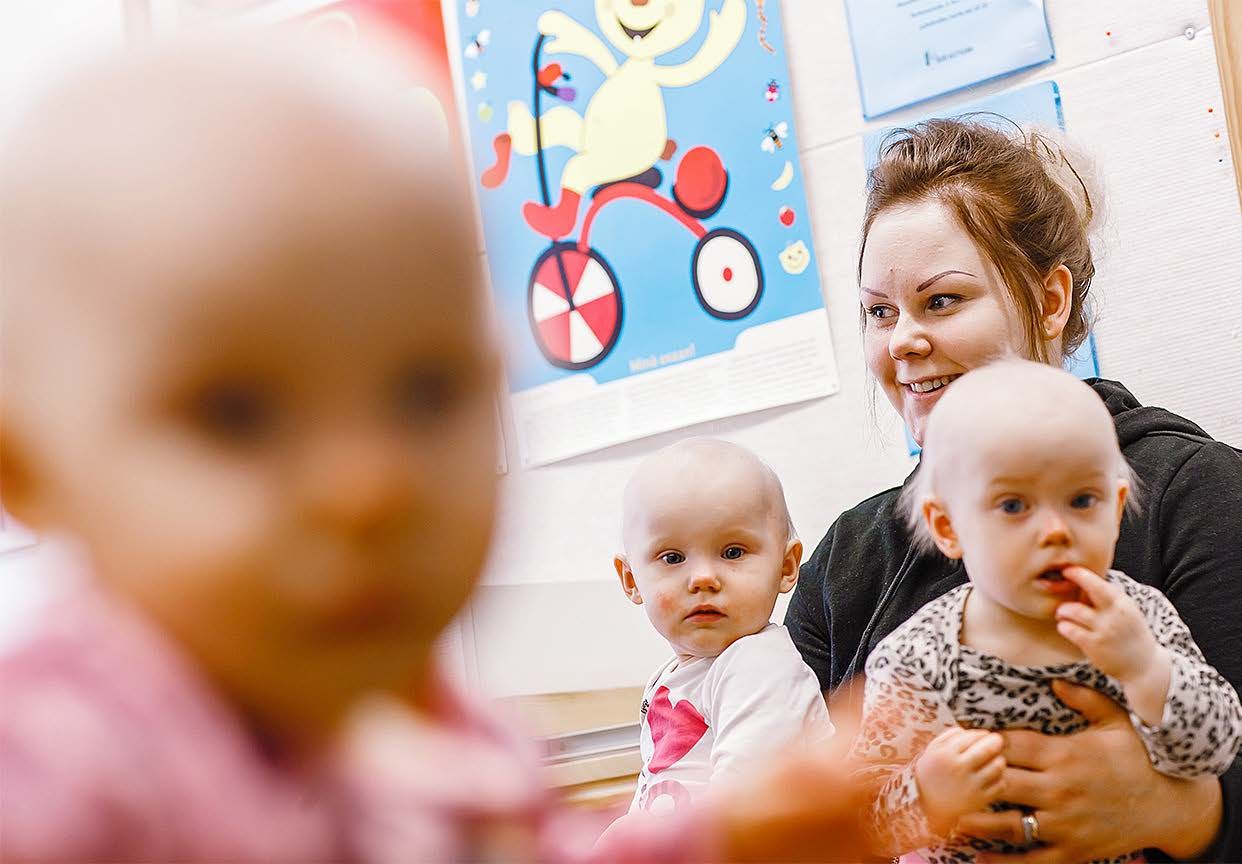 Riina Hirvonen on kiitollinen siitä, että saa apua kolmosten hoitamiseen joka viikko.