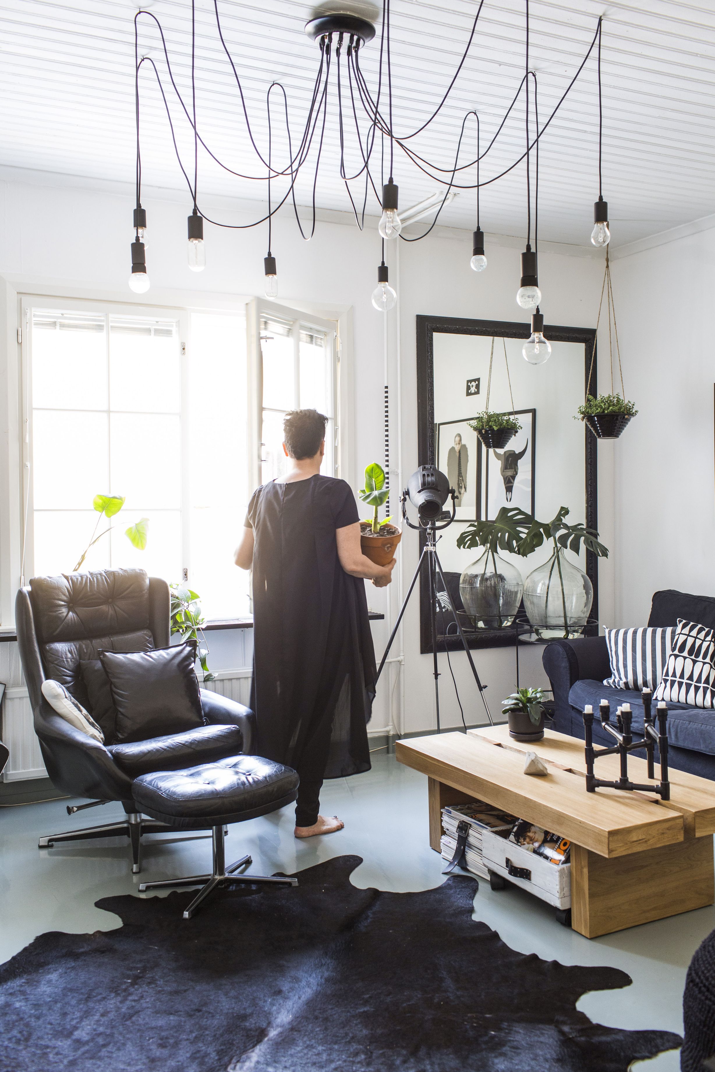 Kirsin periaate on, että jos jotain ei voi piilottaa, sitä pitää korostaa. Siksi patterin putketkin ovat saaneet seepraraidoituksen washi-teipistä. Vaikka muu sisustus muuttuu, Karin tv-tuoli ja rahi pysyvät paikoillaan.