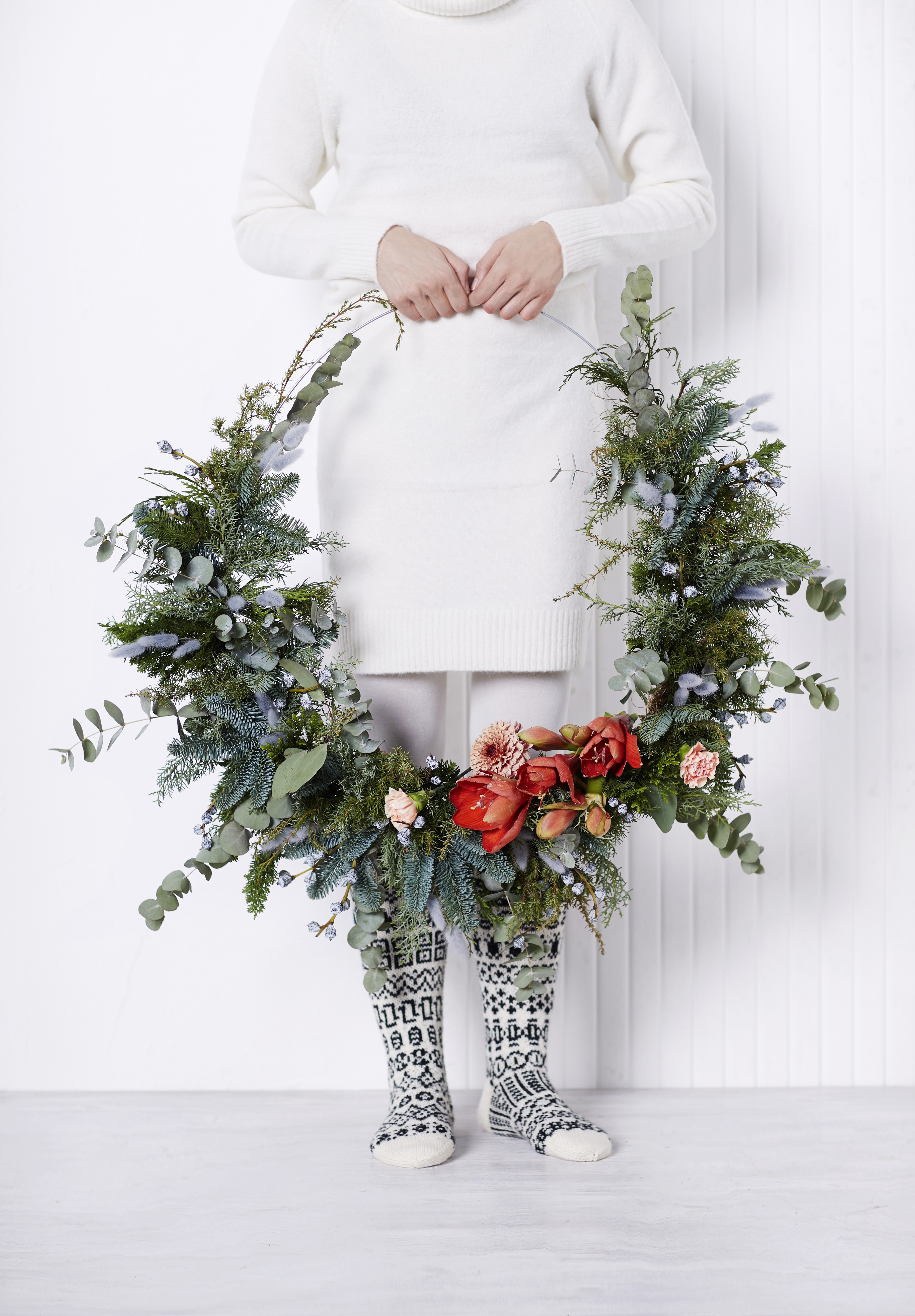 Ihanat joulukalenterisukat pääsivät myös uuden Kodin Kuvalehden 24/2020 kanteen jättikranssin kanssa.