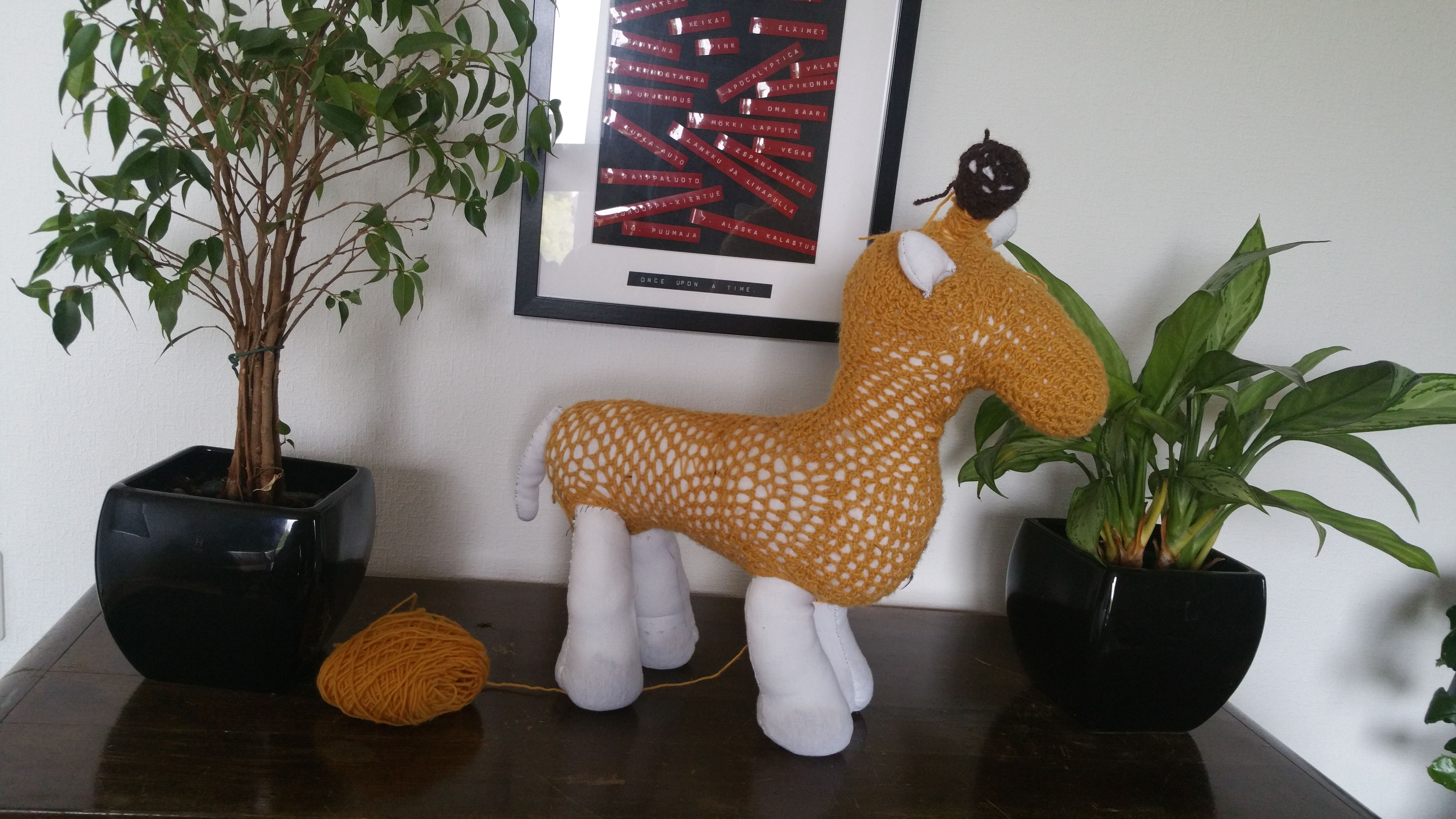 "Päätin käyttää mielikuvitustani ja taitojani, ja tehdä jokaiselle lapselle eläimen. Pingviinin sain valmiiksi, jonka jälkeen aloin tekemään kirahvia. Toteutus oli vähintäänkin mielenkiintoinen, inspiraatio kun kuoli matkalla. Eläintä on kutsuttu poroksi, hevoseksi... Rakkaalla lapsella on monta nimeä." – Wiahfulrider