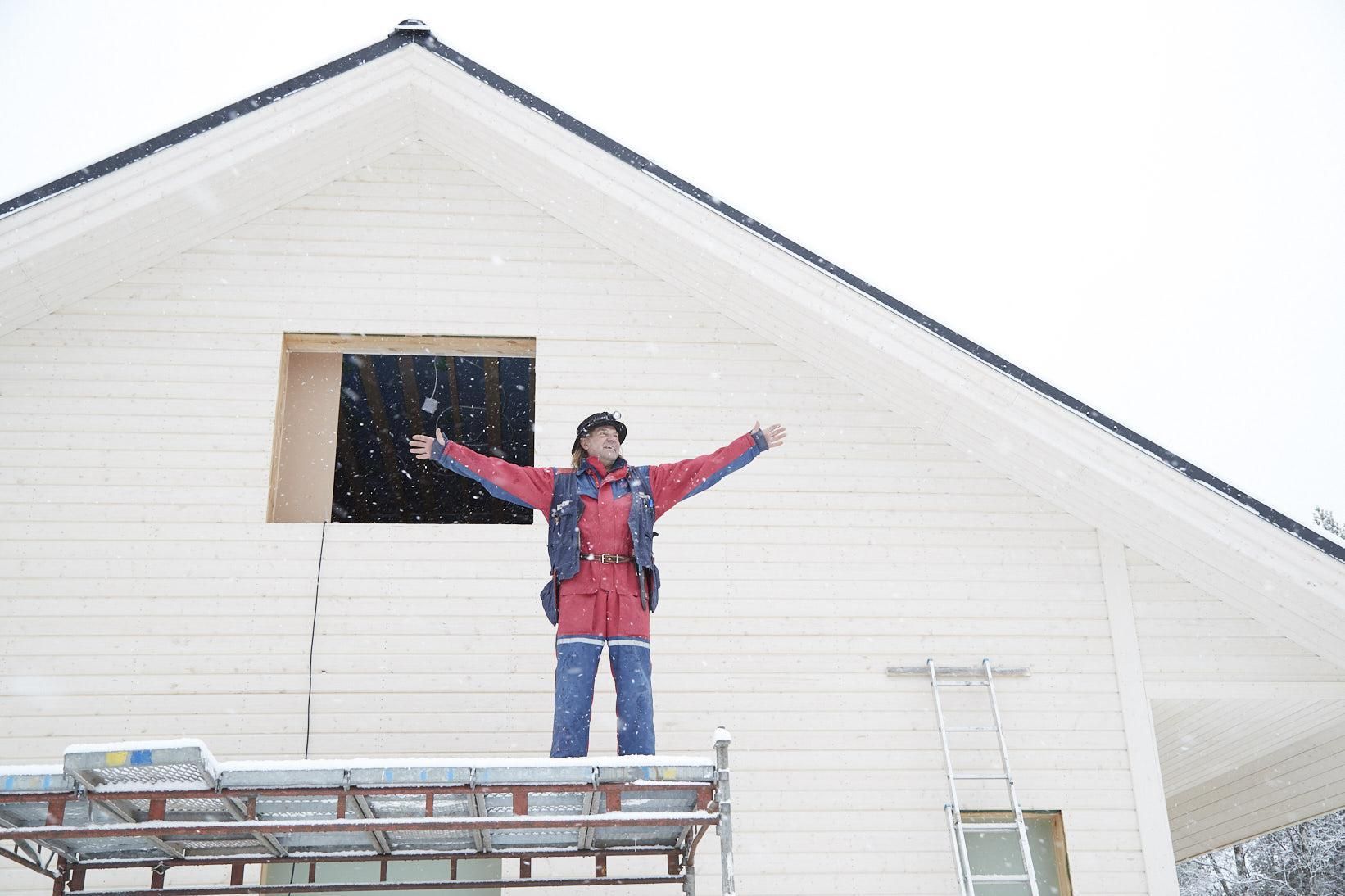 Tätä taloa Kai on ollut rakentamassa toisen rakennusmiehen kanssa keväästä asti. ”Talon rakentajahan tästä näyttelijästä perkele tuli!”