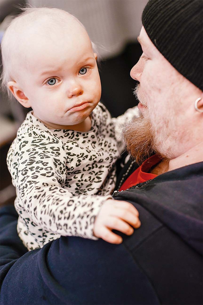 Nyt on Jasmin rokotettu. Jani Hirvosen sylissä perheen kolmostytöt saavat vuorotellen rokotuksen ja lohdutuksen.