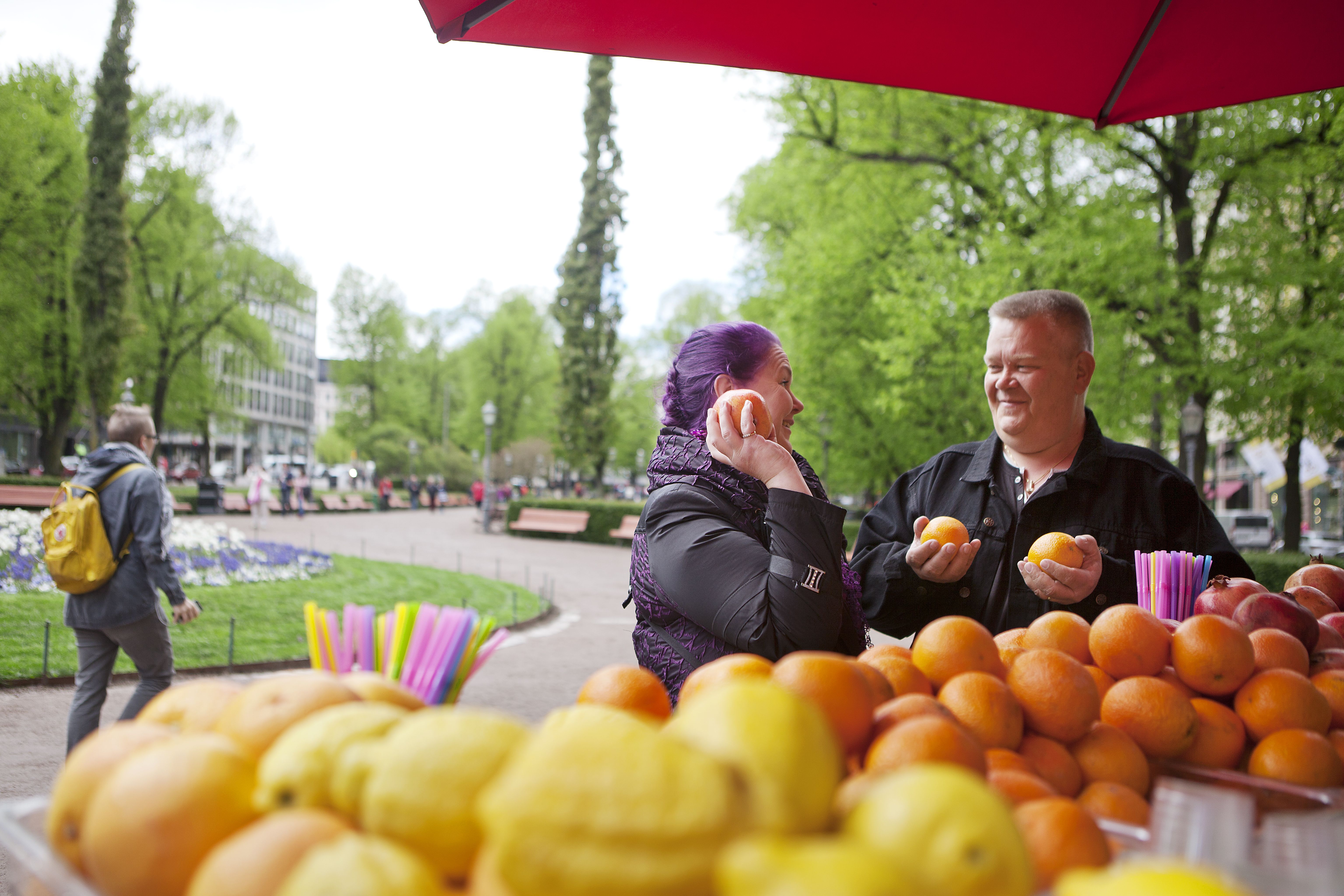 Akissa Heliä viehättivät huumorintaju ja huomaavaisuus. "Ensin olin varma, että hänessä oli oltava jotain vikaa, eihän kukaan voinut olla niin mukava."