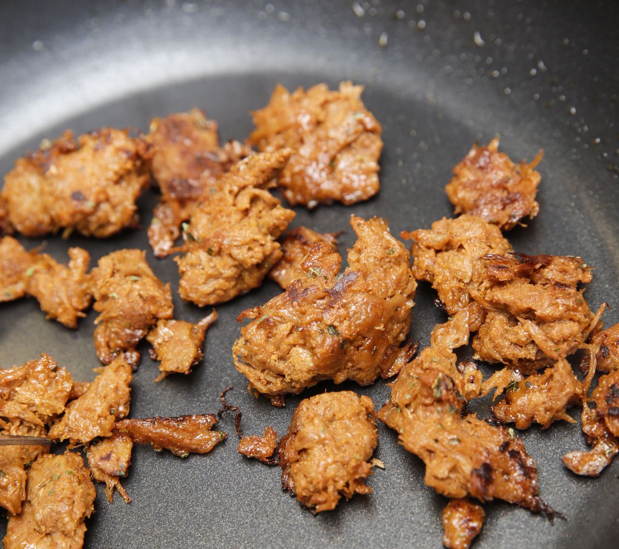 Kevyesti öljyssä paistettuna nyhtökauraa voi syödä myös leivän päällä.