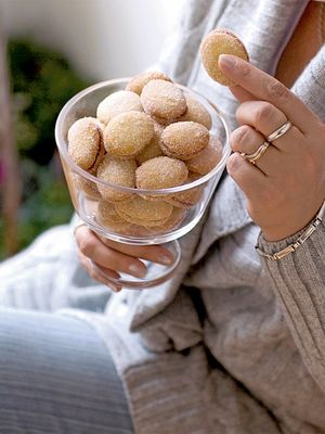 Lusikkaleipä suorastaan sulaa suuhun, kun sokerisen kuoren alta paljastuu makea vadelmasydän.