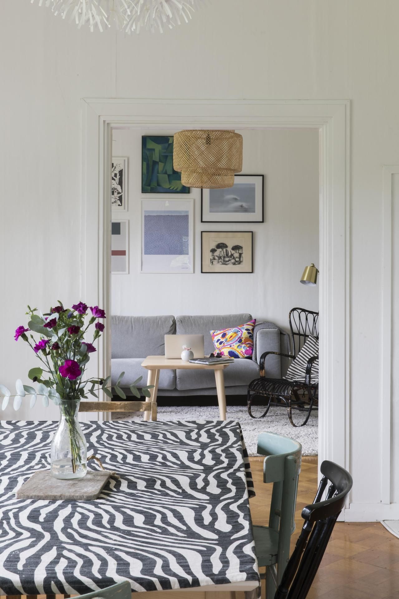 Tummat tapetit vaihtuivat remontissa vaaleisiin maaleihin. Komea parketti on alkuperäinen Billnäs-parketti. Uudelleen maalattu rottinkituoli on Jonaksen lapsuudenkodista. Rauhalliset värit antavat tilaa taideteoksille.