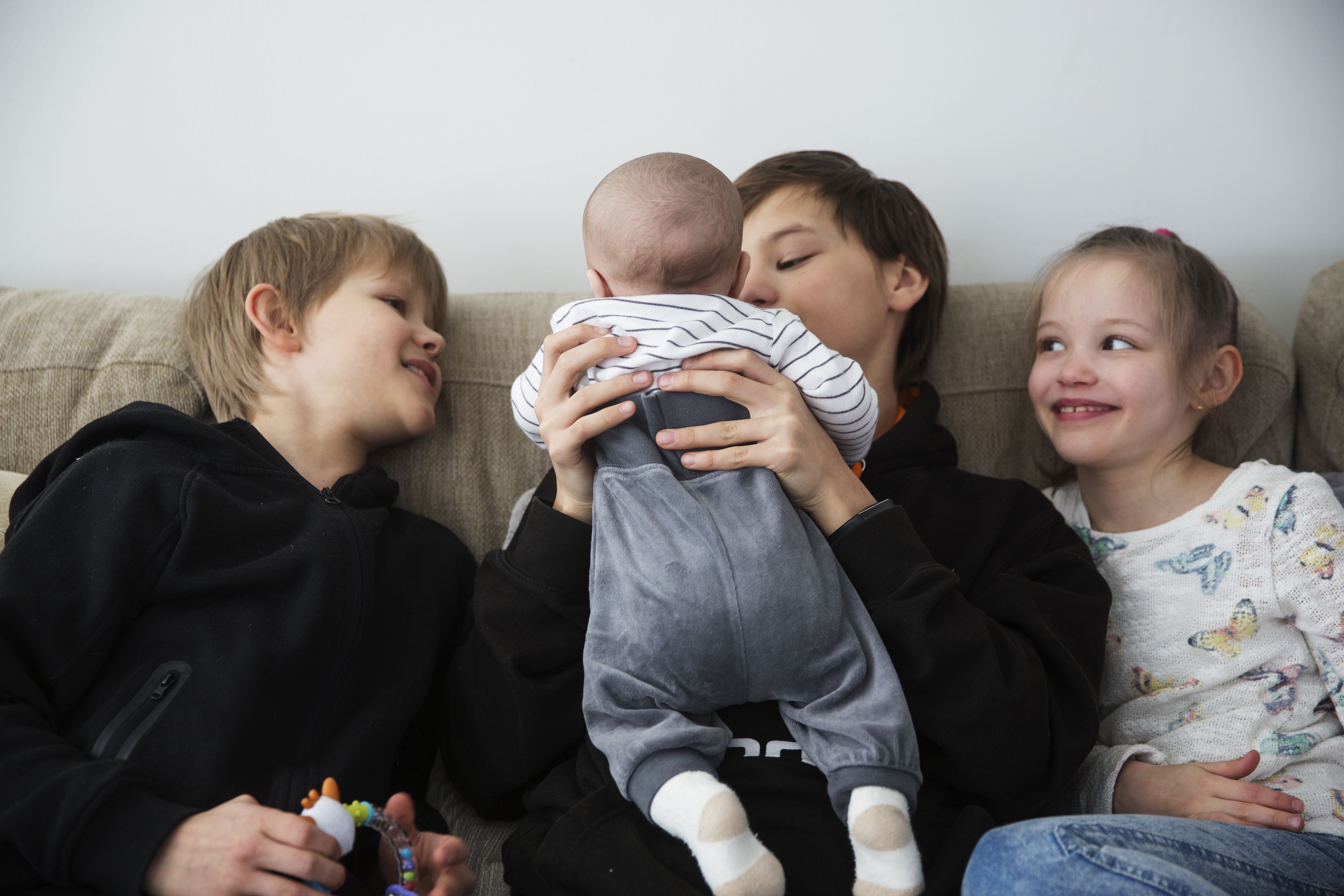 Kun adoptiovanhemmat tulevat, Luukas, Kasper ja Elle ovat aina paikalla. Lopuksi he halaavat vauvaa ja vilkuttavat ikkunasta.