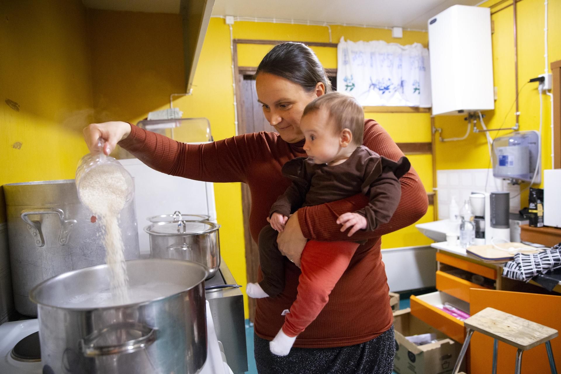”Olenko minä nyt kahdestoista vai kolmastoista... Heti perään syntyi Laura. Sitten Eeva. Sitten Saara. Sitten Heidi. Oli ihanan paljon pikkutyttöjä siinä”, Elisa muistelee. 