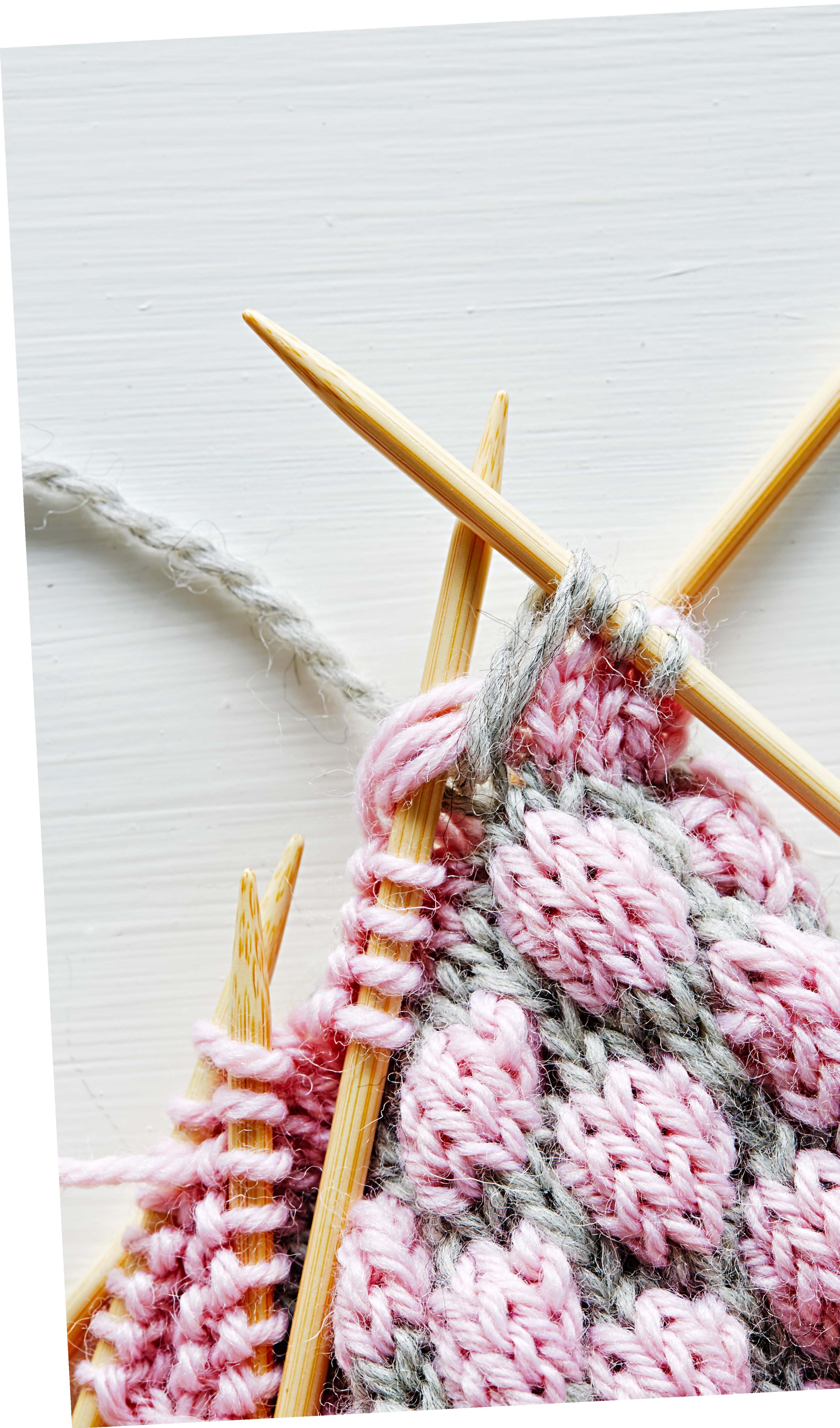 Kun teet kuplaa, pura kuviovärillä neulottu silmukka neljä kerrosta alaspäin. Poimi puikolle pohjavärillä neulottu silmukka ja purettujen silmukoiden lankalenkit. Neulo sitten puikolla oleva silmukka lankalenkkien kanssa.