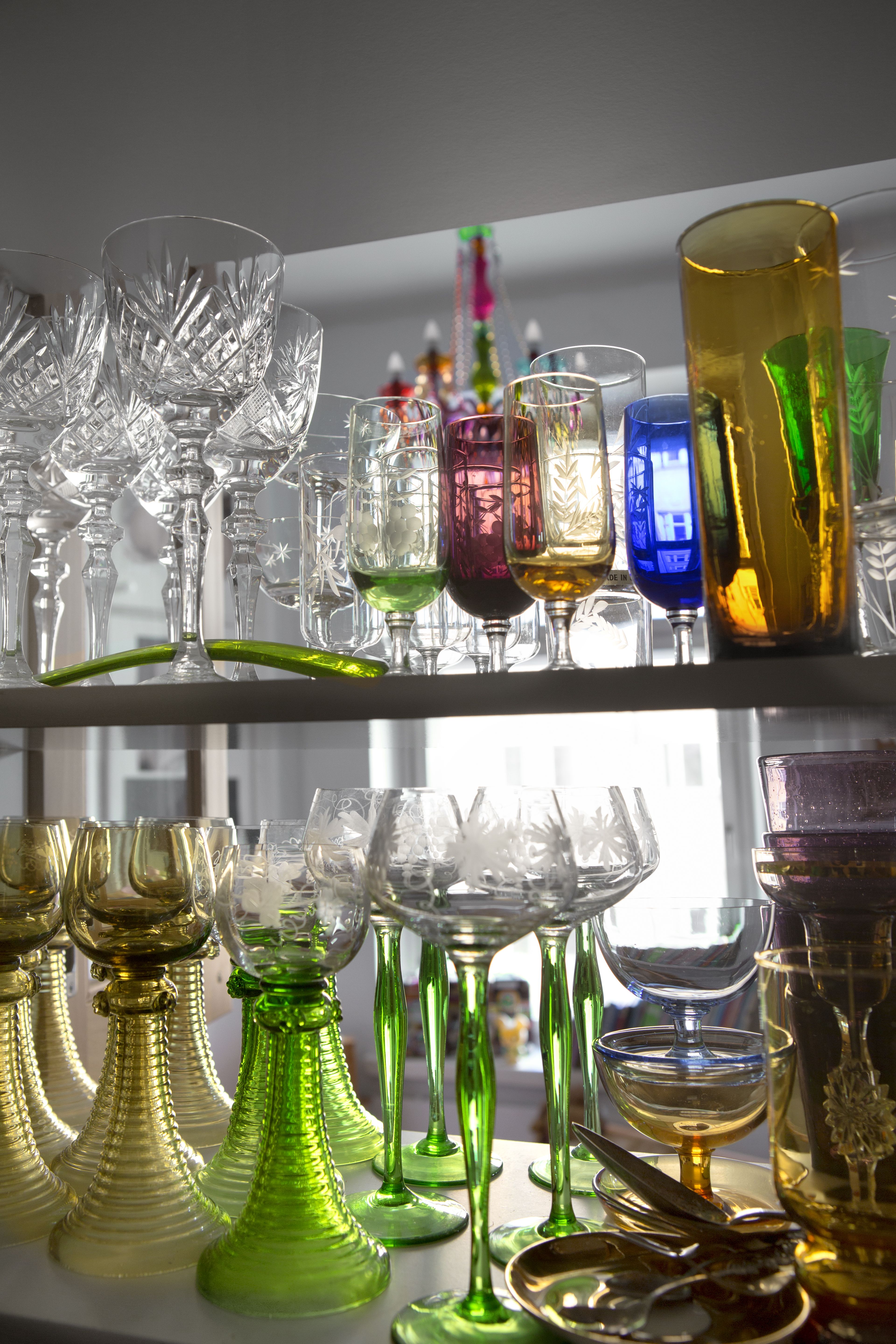 Rakastan värillistä lasia, erityisesti paksujalkaisia viinilasejani.