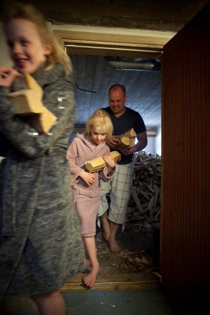 Erika, Emmi ja Jani syli täynnä kohti saunaa.