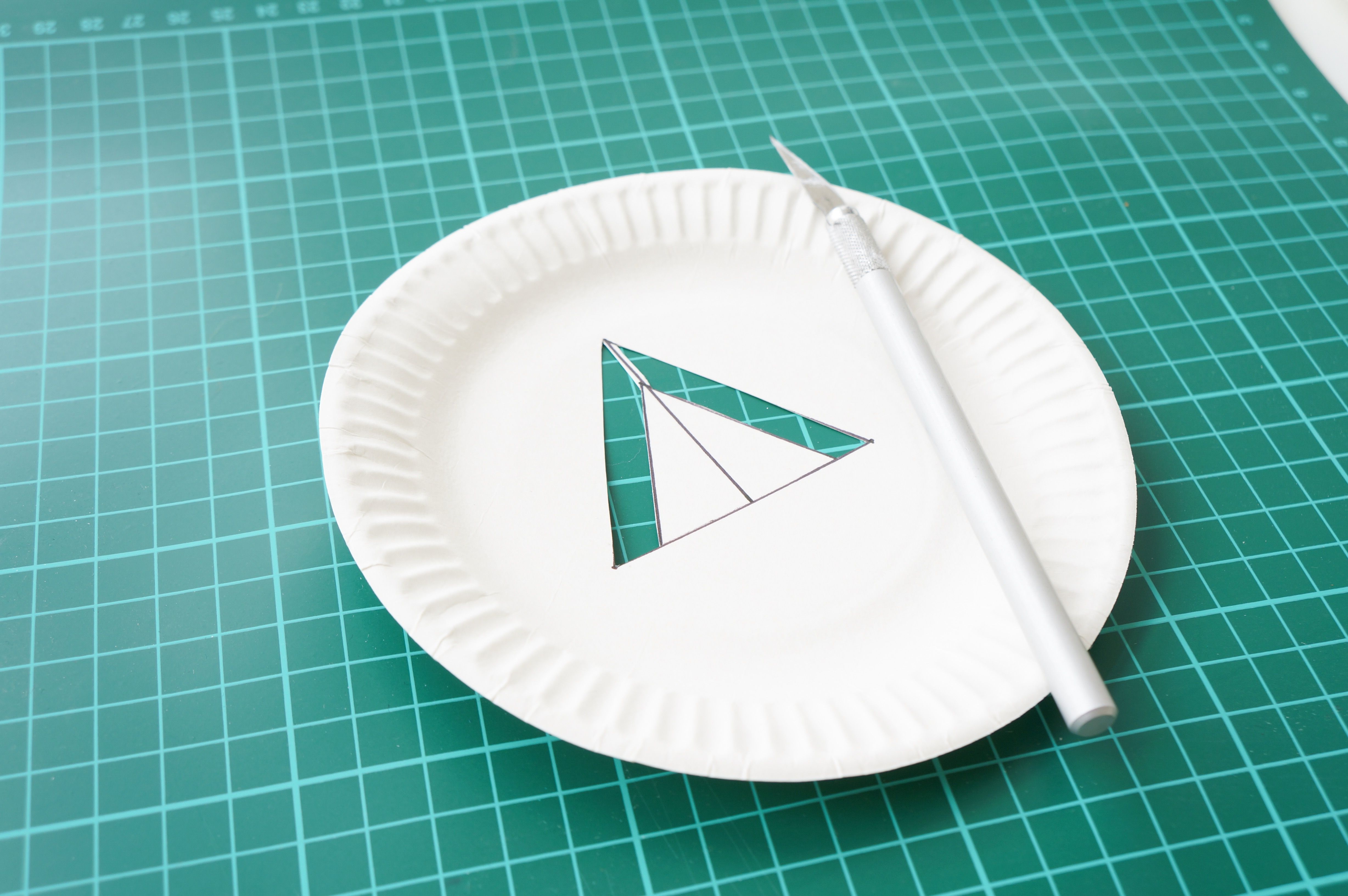 Tältä näytti vihreäkuvioisen tyynyn itse tehty painosabluuna. Napakasta pahvista tehty kertakäyttölautanen on hyvä sabluunan materiaali, sillä väri ei mene läpi vääristä kohdista.