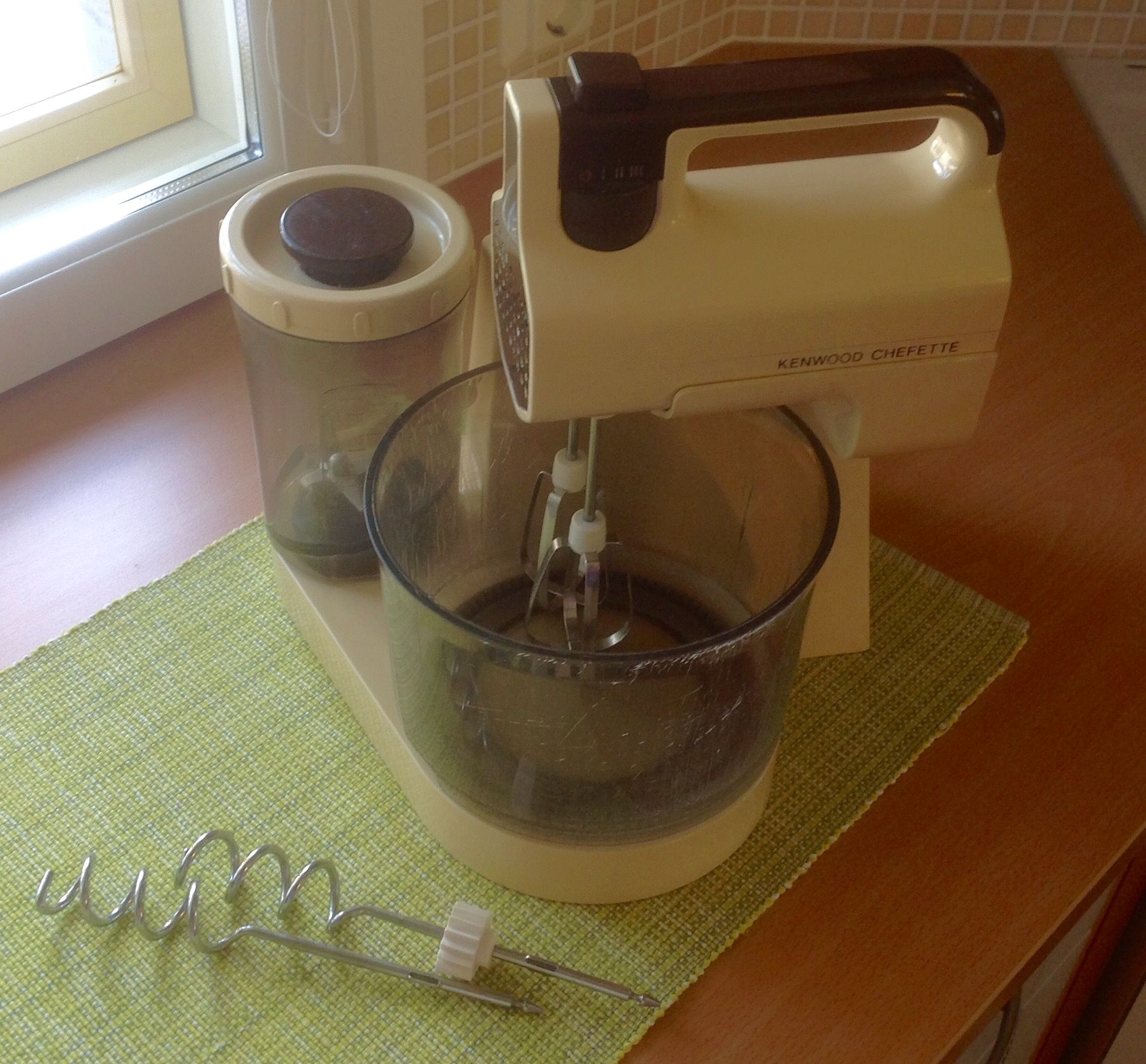 "Häälahjarahoilla ostettu vatkain on käytössä edelleen. Sillä on pyöritelty omat, miehen, kolmen pojan, kuuden lapsenlapsen syntymäpäiväkakut, ristiäis-, äitien-, isänpäivä-tarjottavat ym. Uskollisesti kone on palvellut jo 34 vuotta. Kulho taitaa tulla tiensä loppuun ennen konetta." – Railisisko