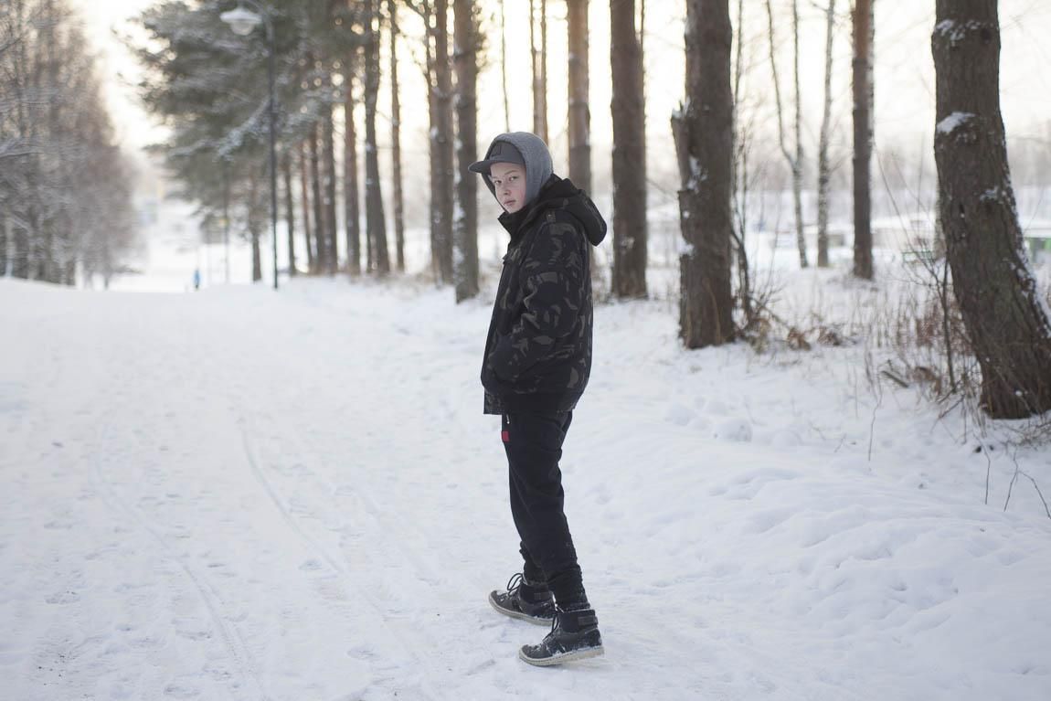 Aikaisemmin Leevi vietti kavereiden kanssa aikaa kylillä. Yhtäkkiä puhelin lakkasi piippaamasta, kavereita ei enää ollut.