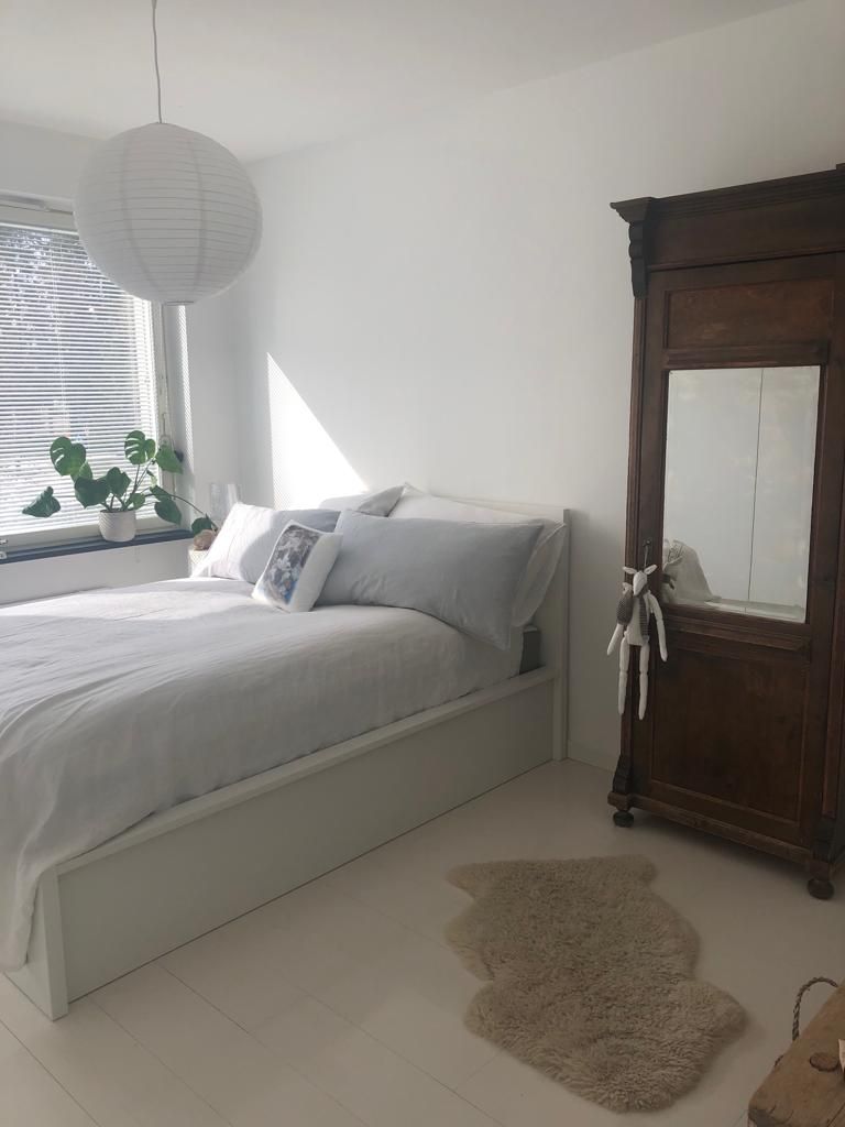 Isoista ikkunoista tulviva valo pääsee nyt Jonnan kotona oikeuksiinsa. 