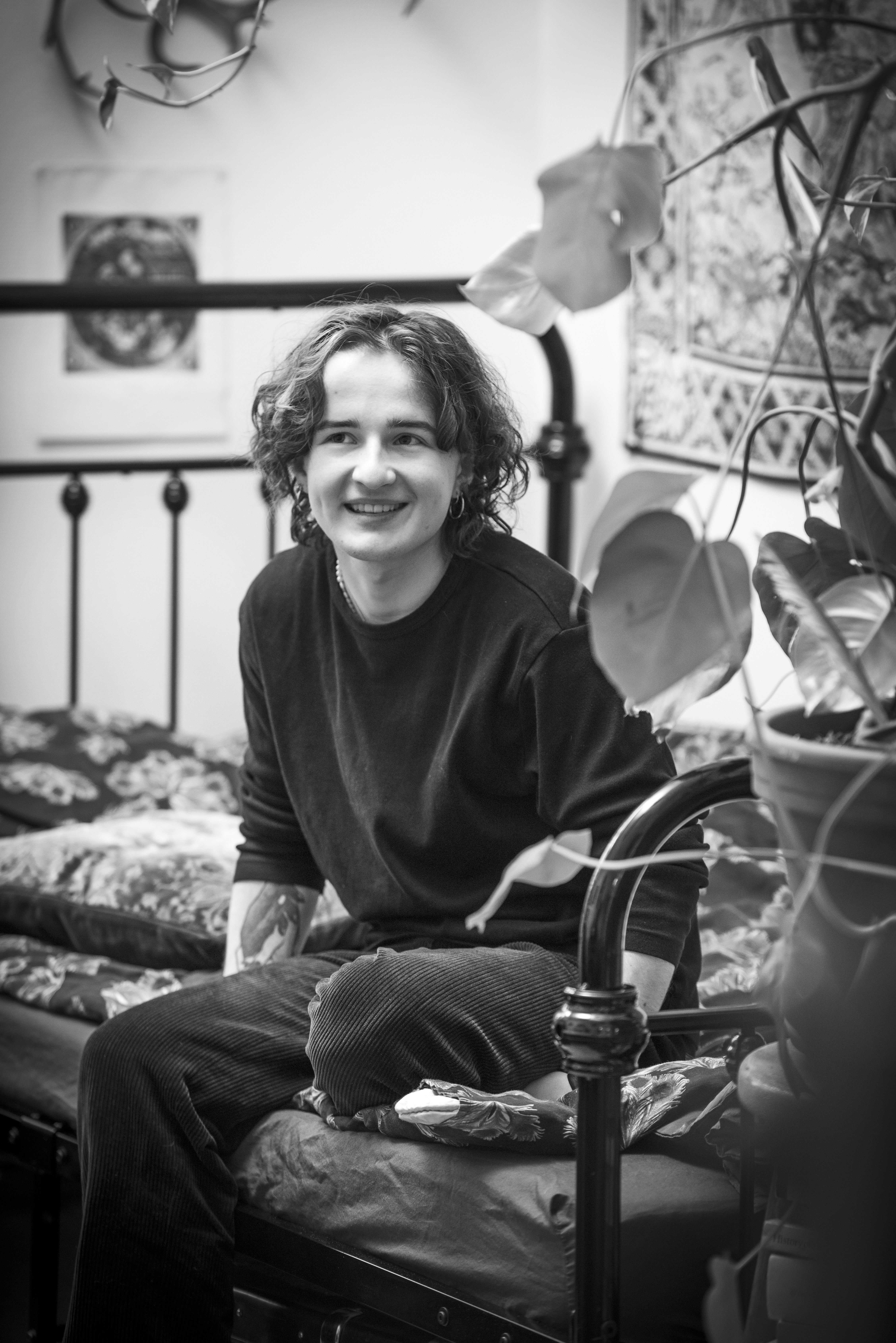 21-vuotias esikoiskirjailija Miska Valos asuu Helsingissä ja opiskelee kirjoittamista Taideyliopiston Teatterikorkeakoulussa. Miskan ensimmäinen romaani Sisäsiisti (WSOY) julkaistiin syksyllä 2023. Kirja kertoo kulttuuriperheessä kasvavasta, taidelukiossa opiskelevasta transpojasta.