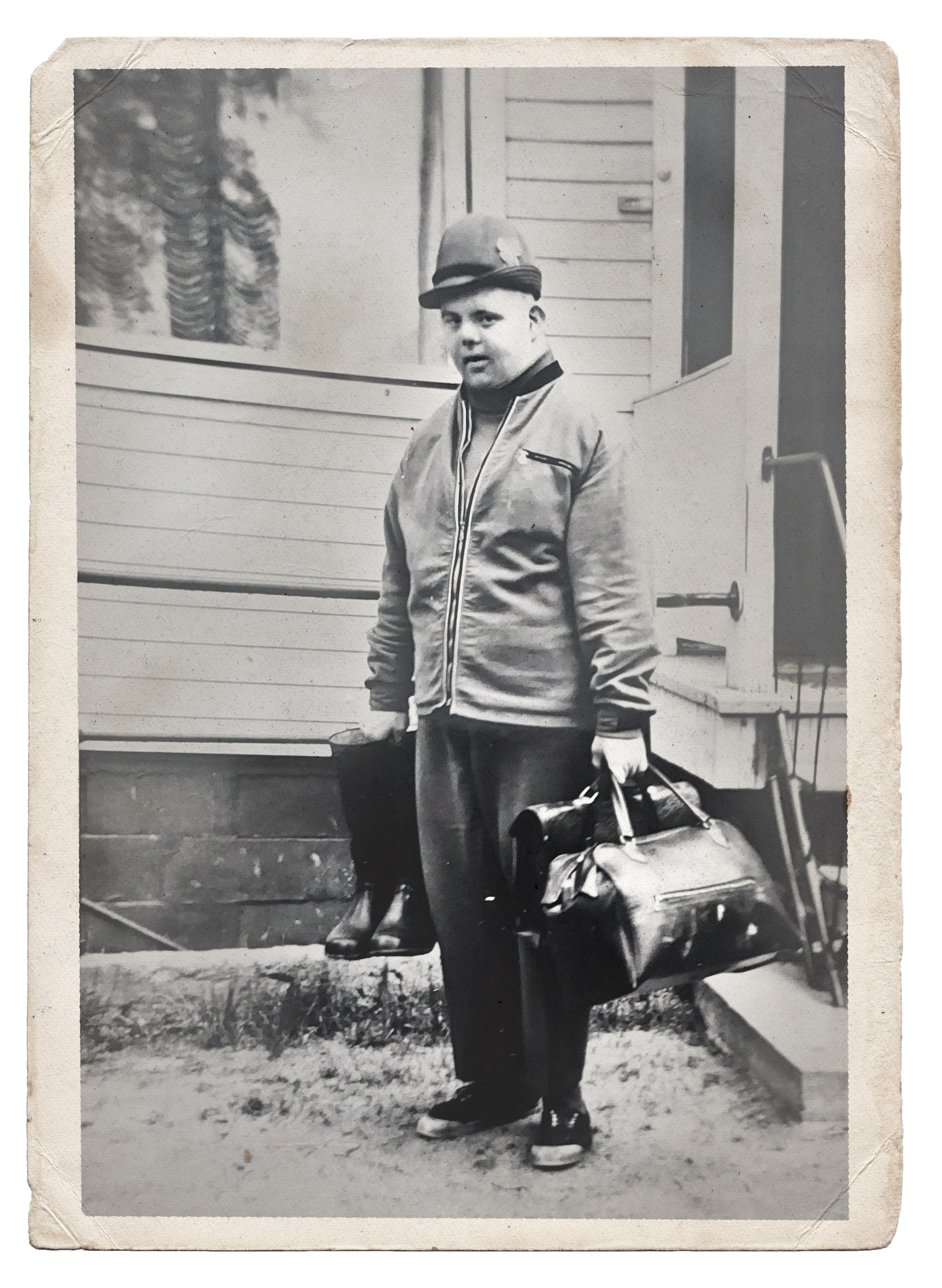 Kallesta on otettu pienenä monta kuvaa. Se oli hyvin harvinaista aikana, jolloin kehitysvammaiset lapset pyrittiin ainakin pitämään poissa muiden silmistä. 