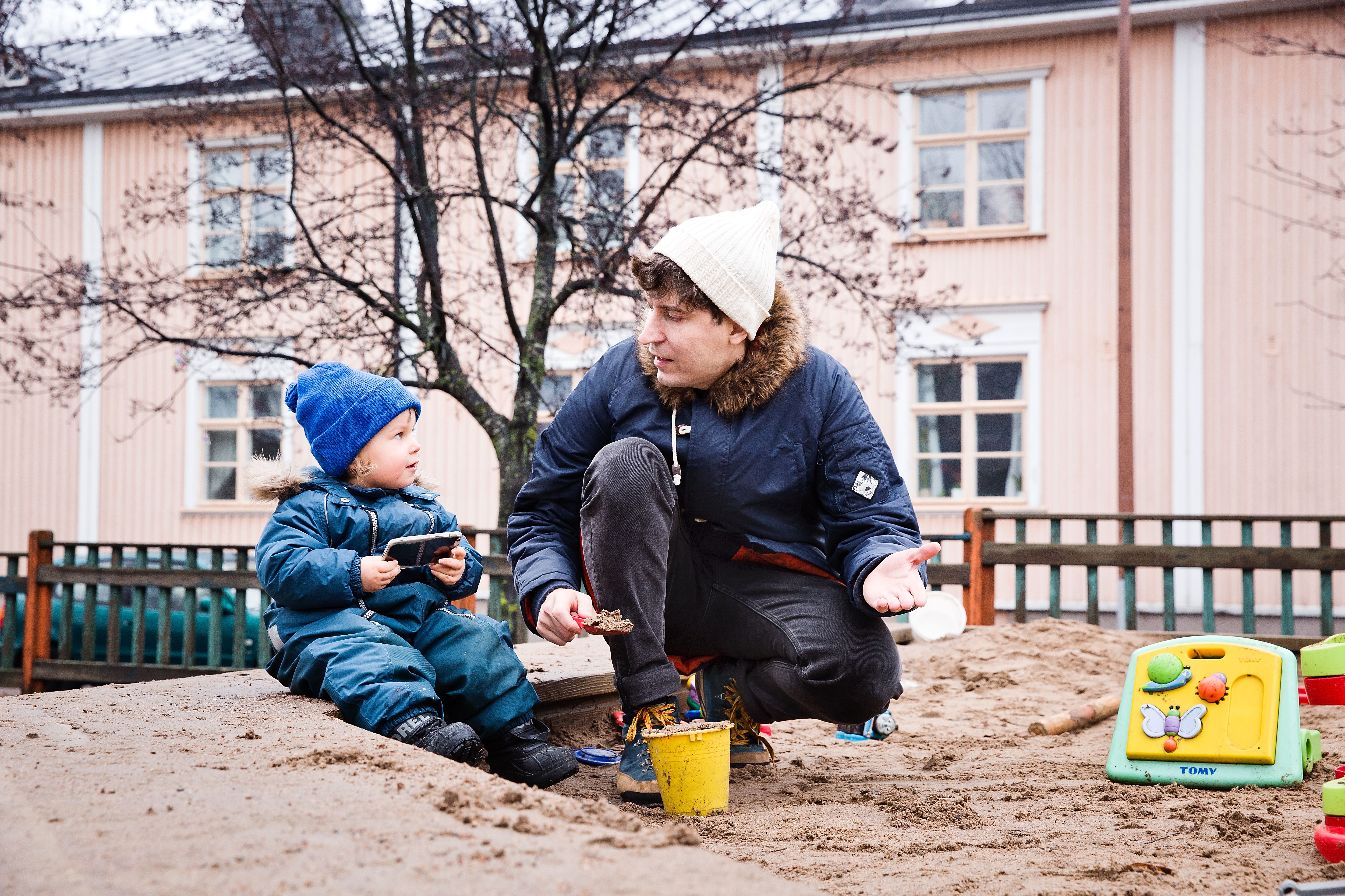 Puolet viikosta Kasper hoitaa Atlasta kotona. "Aika ei kulu missään hitaammin kuin puolityhjässä leikkipuistossa lapsen kanssa, joka ei osaa puhua. Se on hienoa."