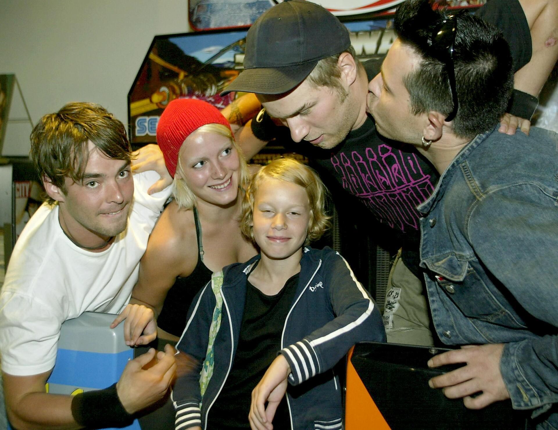 Amandan leffaura alkoi jo 12-vuotiaana elokuvasta Helmiä ja sikoja. Muissa rooleissa nähtiin muun muassa Mikko Leppilampi, Laura Birn, Unto Helonen ja Timo Lavikainen. Amanda muistelee, että kollegat olivat kuvauskesänä kuin isoveljiä ja -siskoja. Pienestä pidettiin huolta.