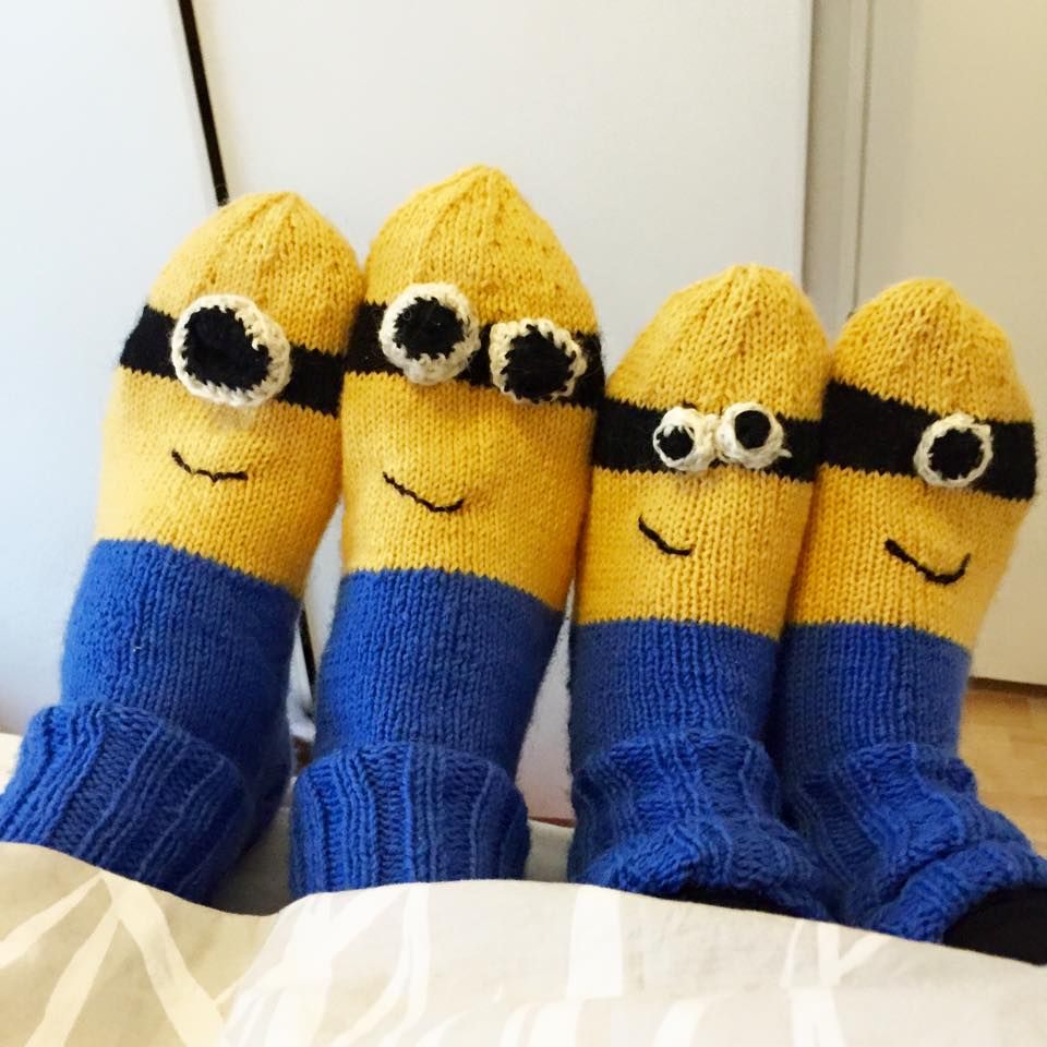 "Podin poikaystäväni kanssa kamalaa flunssaa ja päätin ottaa omat keinot piristykseksi. Kyllä kummasti meitä potilaita hymyilytti, kun sairasvuoteen päästä kurkkasi kaksi paria Minion-villasukkia. Omien sukkiemme neulomisen jälkeen sain valtavan määrän viestejä myös muilta flunssaa potevilta ystäviltäni.Tekemäni Minion-villasukat ovatkin olleet oiva keino flunssan parantamiseen, lämpöiset ja ennen kaikkea hymyä nostattavat. Eihän noita katsellessa voi mököttää!" – Mimosa 