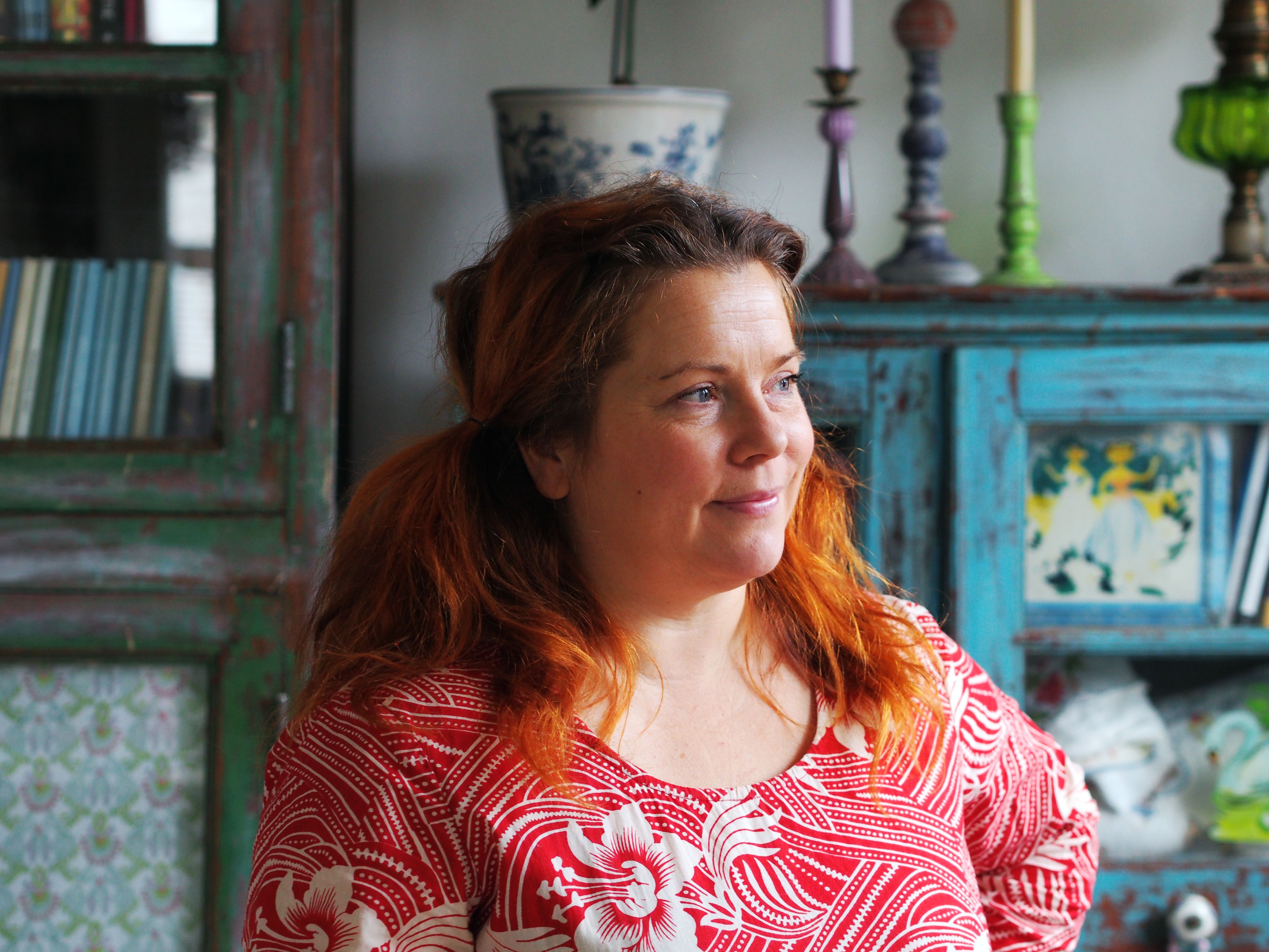 Kiti pitää joulusta niin paljon, että hän valmistelee sitä ympäri vuoden. ”Askartelu on minulle terapiaa”, Kiti sanoo.