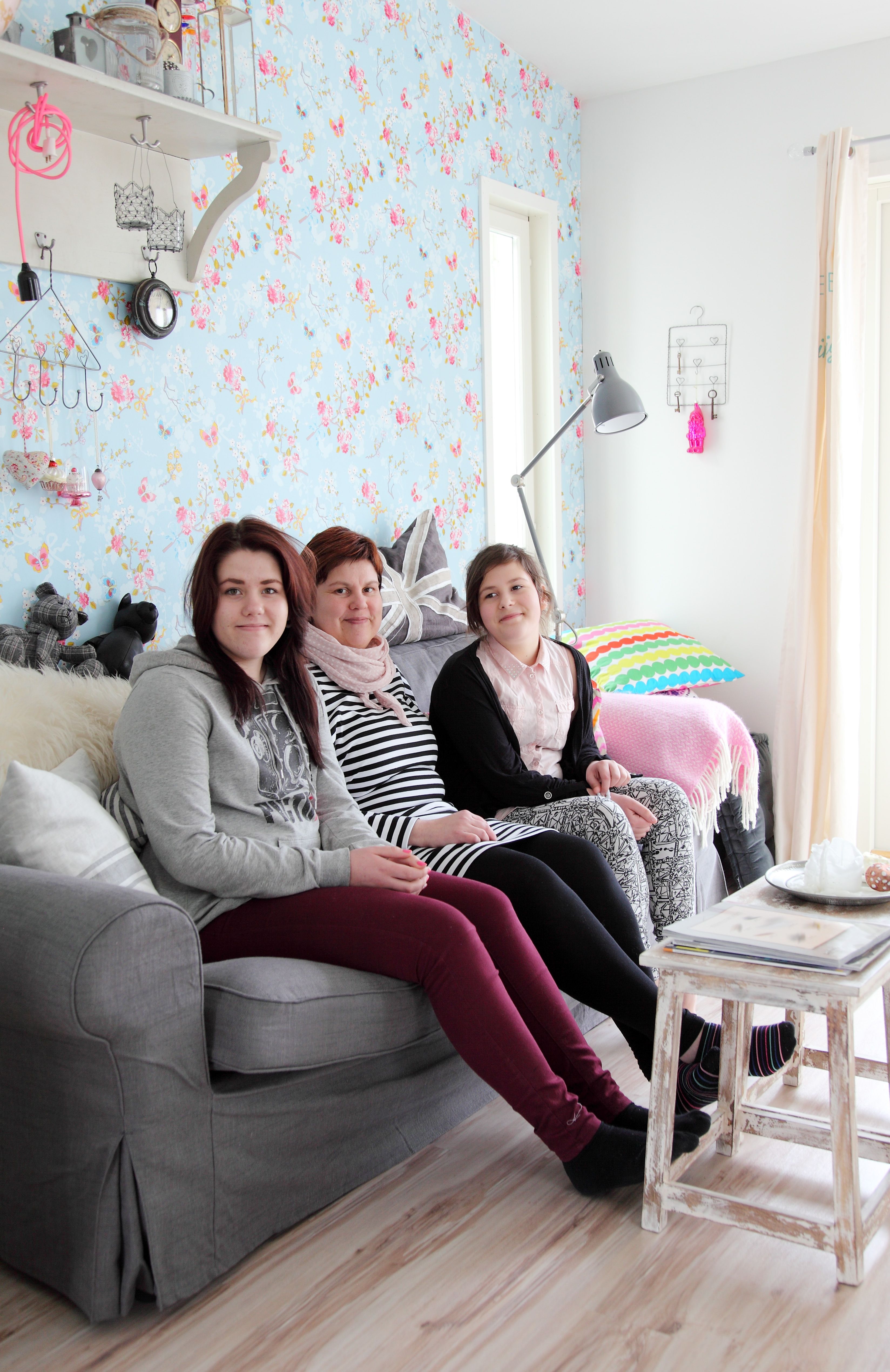 Jonna, Anne ja Kati saivat täydellisen televisiohuoneen, josta puuttuu vain hattarakone. Tyttömäiseen huoneeseen on koottu kaikki pastellin sävyt. 
