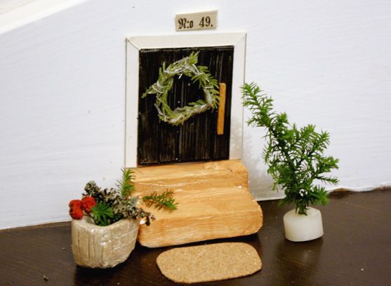 Ovi on työläin vaihe, sillä siinä on mittaamista eniten. Ovi karmeineen on noin 10 senttiä korkea ja kuutisen senttiä leveä.