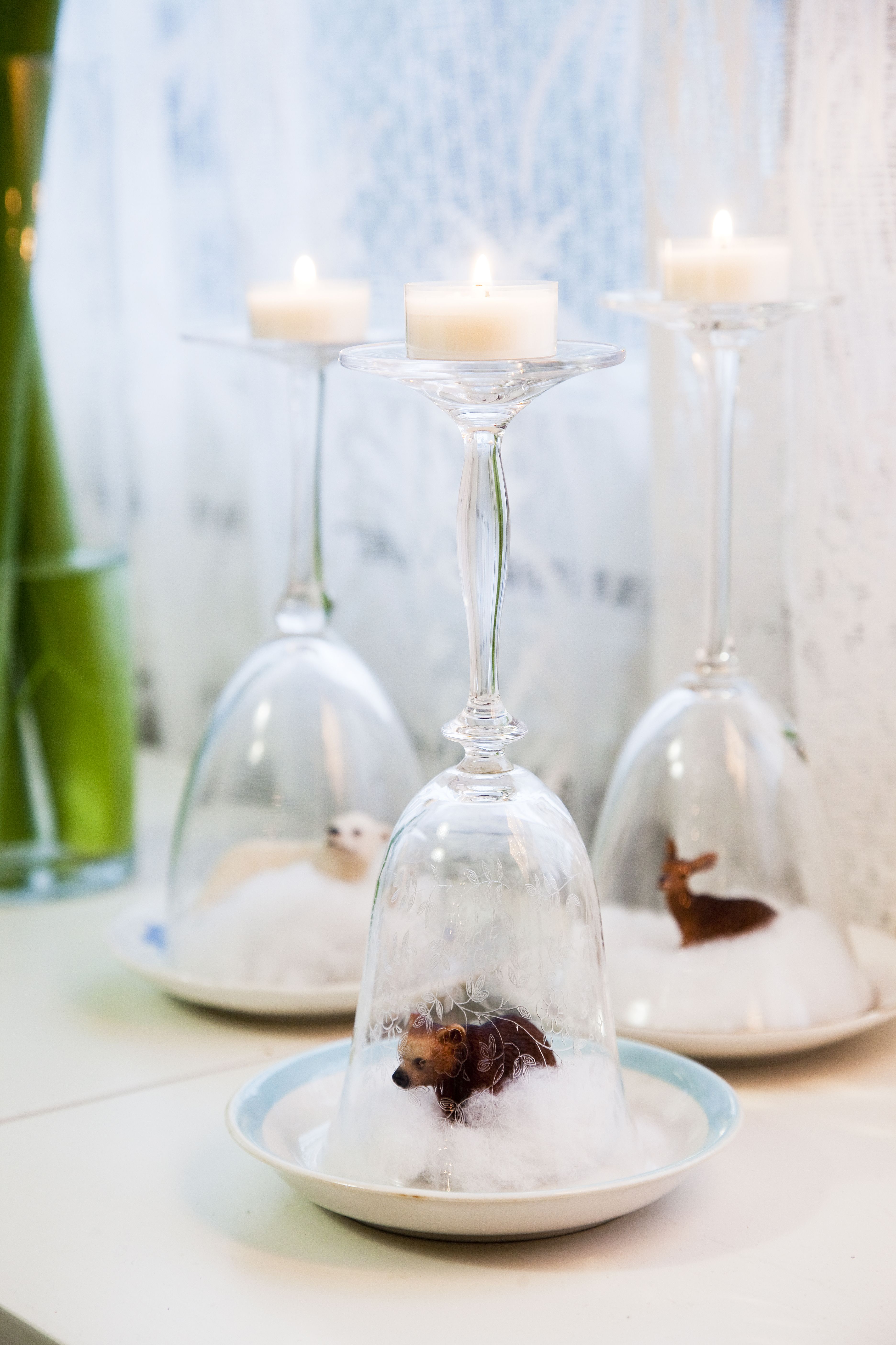 Katja rakastaa pikkurahalla syntyviä koristeita. Pumpuli, lasten muovieläimet, viinilasit ja tuikkukynttilät riittävät tähän asetelmaan.