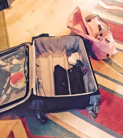 Lattialla on lähes koko ajan laukku valmiina pakattavaksi. Pohjalla ovat hiustarvikkeet ja peruskorut, Buranaa ja jotain sälää.