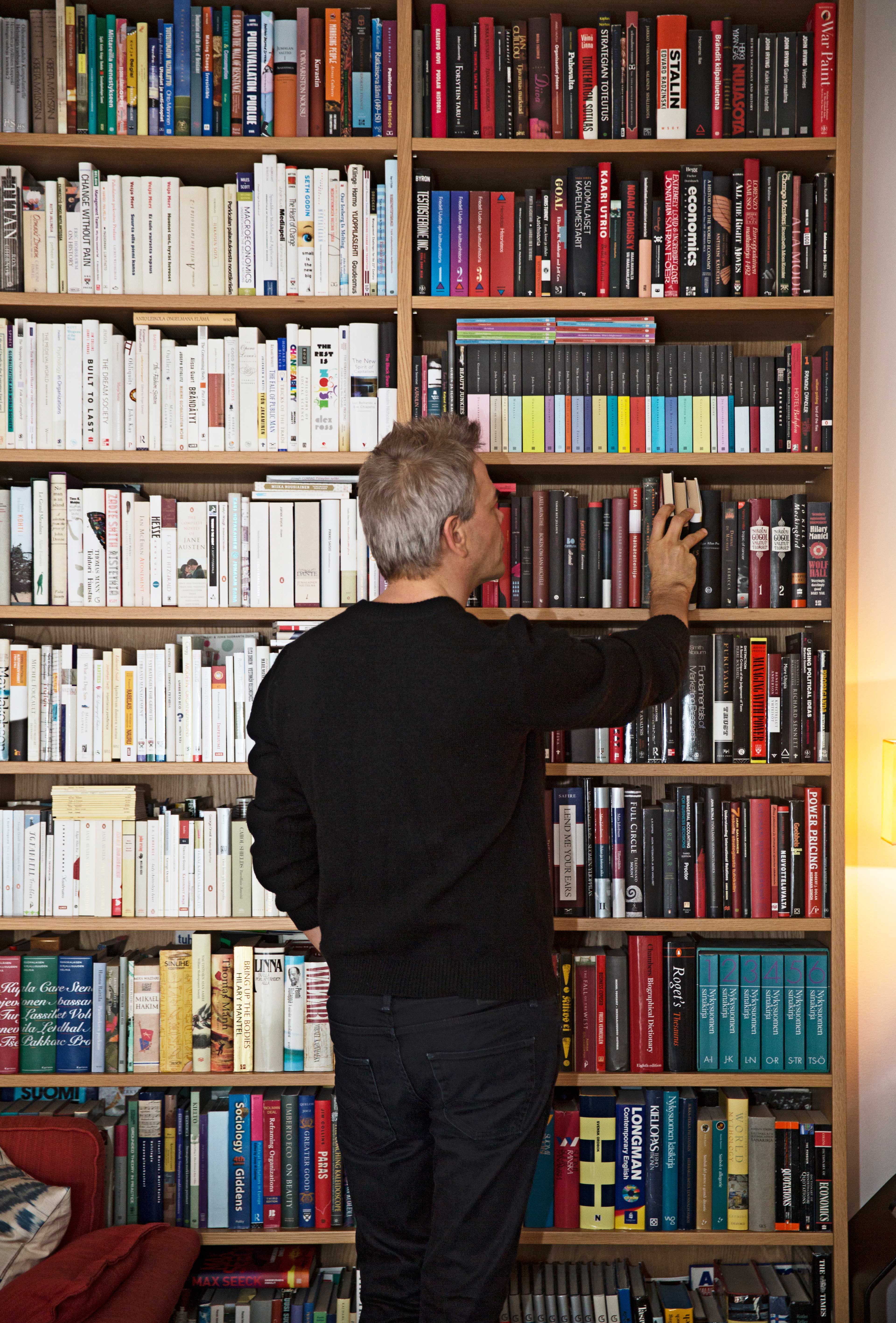 Musiikkia kuuntelen kotona harvoin, mutta ilman kirjoja en voisi elää.