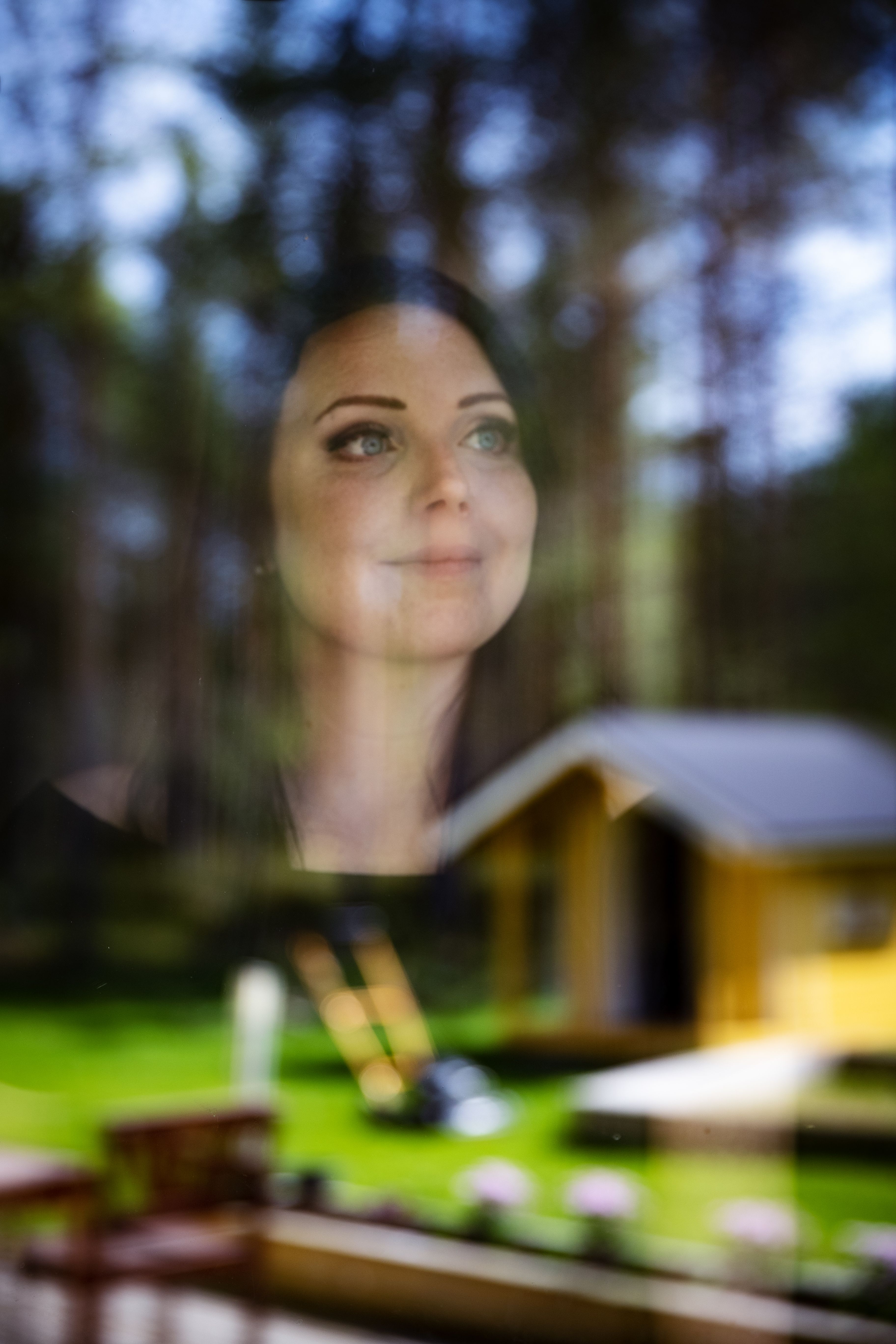 Tuija asui Metsäpirtin lastensuojeluyksikössä kuusi vuotta ja tunsi asuvansa kuin kotona. Muut nuoret olivat kuin sisaruslauma, ja ohjaajat pitivät huolta.