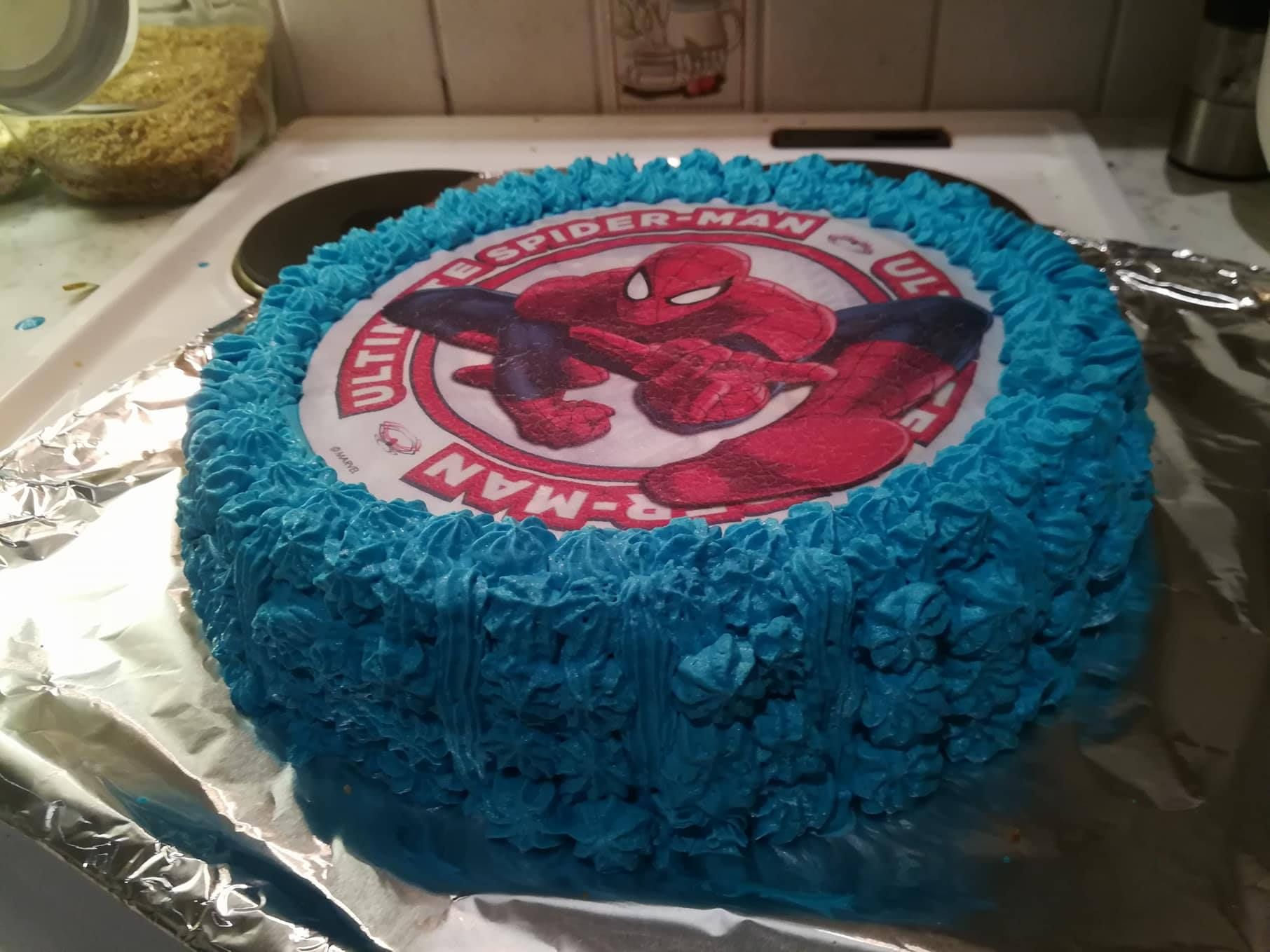 "Kakku oli päivänsankarin toive ja tuotti hieman harmaita hiuksia pursotuksen kanssa. Onneksi synttäreissä on kuitenkin kyse jostain paljon tärkeämmästä, kaveruudesta", Maija sanoo.