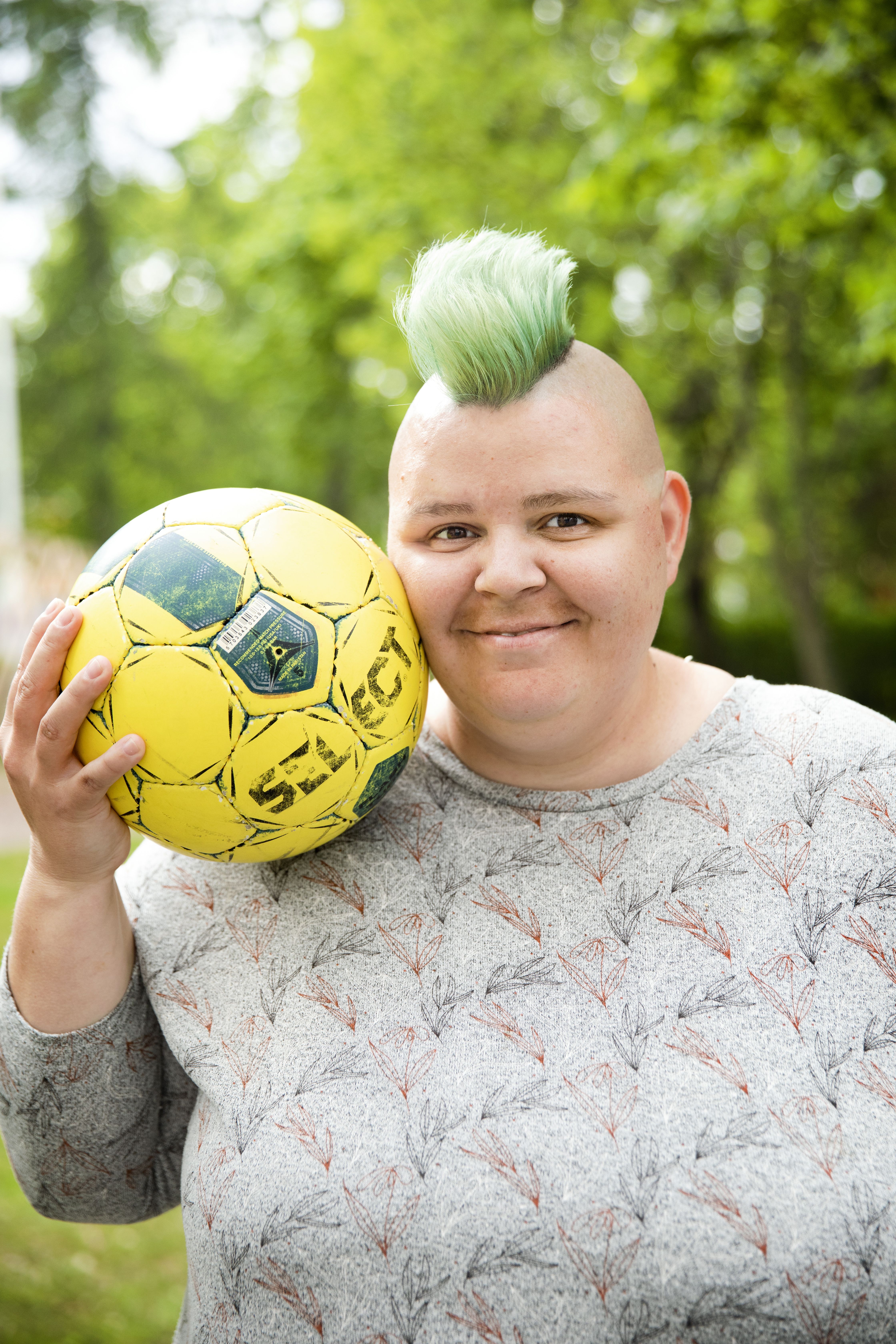 ”Enää vaikeudet ja pettymykset eivät suista minua raiteiltaan”, Laura sanoo. Jalkapallo on ollut hänen rakas harrastuksensa lapsesta asti.