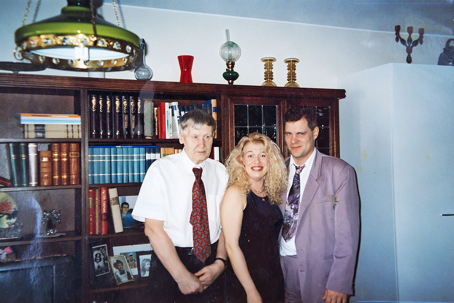  Minä, isäni Unto ja silloinen mieheni Jari matkalla sukulaistytön häihin. Muoti suosi kiharoita.