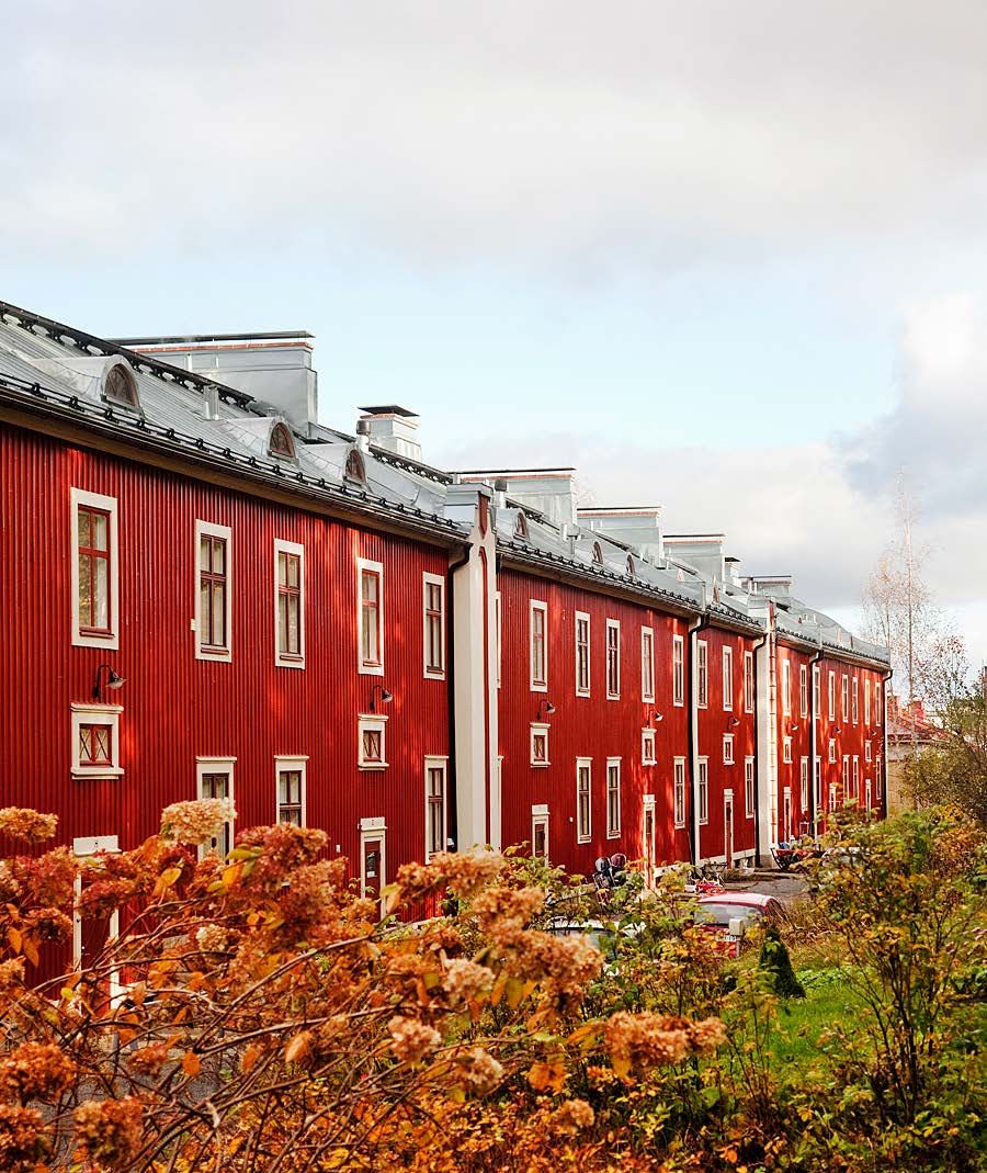 Komea, kunnostettu Heikki Tiitolan suunnittelema Kilometritalo sijaitsee Pispalan rajalla.