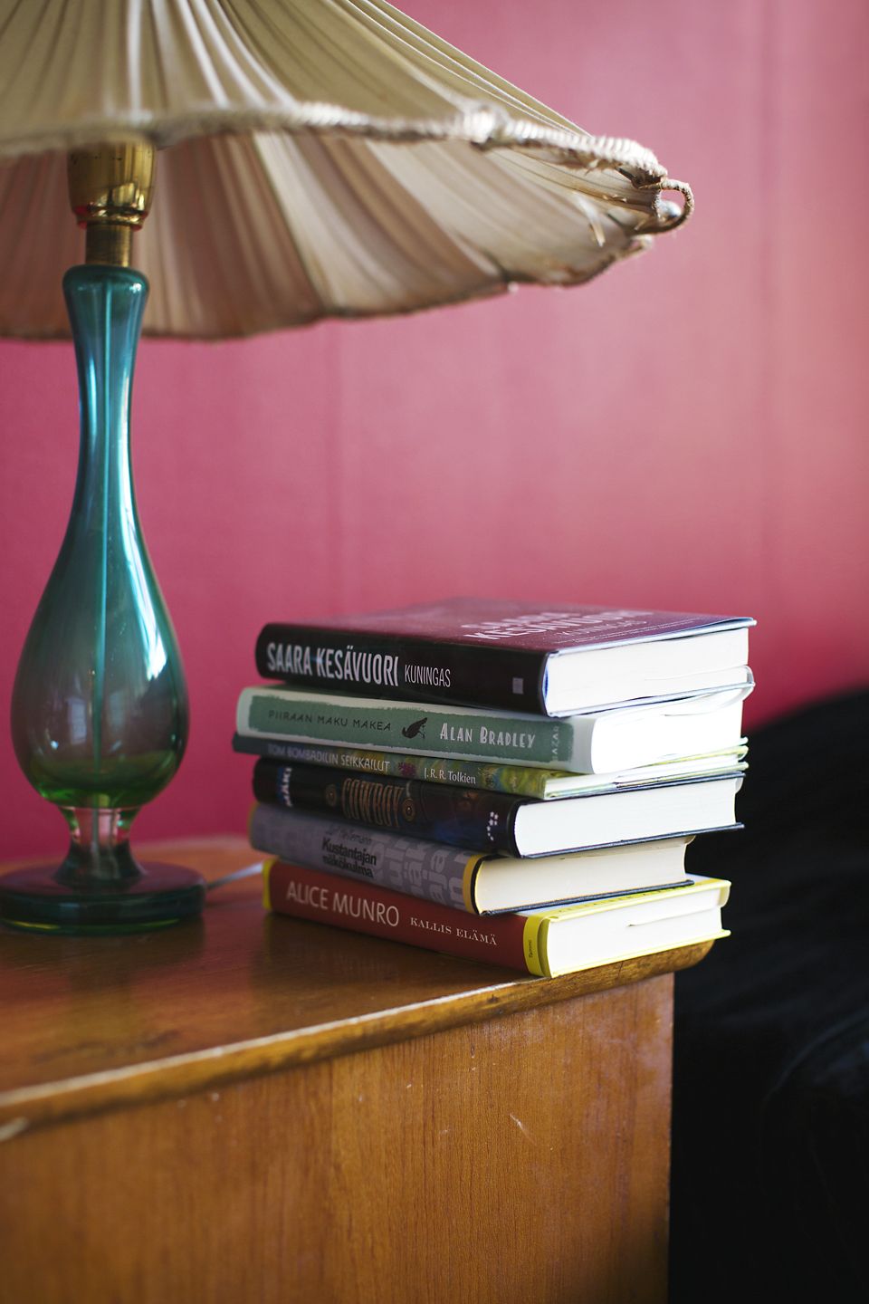 Yöpöydällä Outilla on aina kuusi tai seitsemän kirjaa kesken.