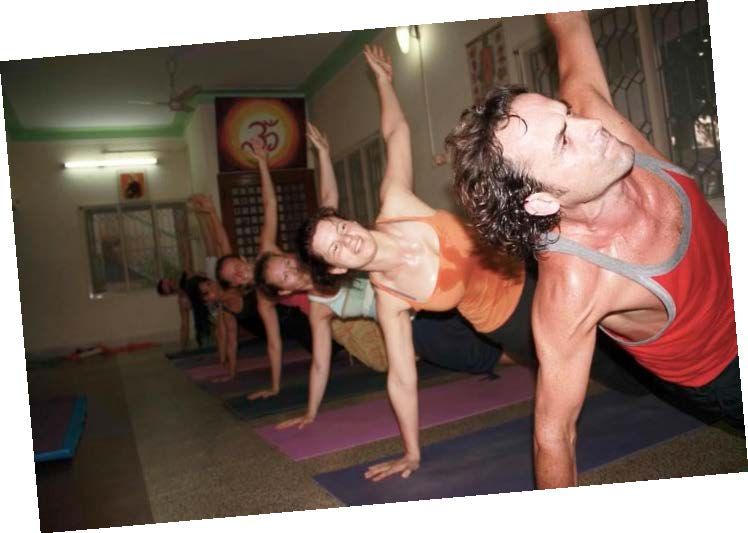 Jooga yhdistää ihmisiä eri puolilta maailmaa. Mysoressa Intiassa joogasin Bharath Shettyn johdolla.