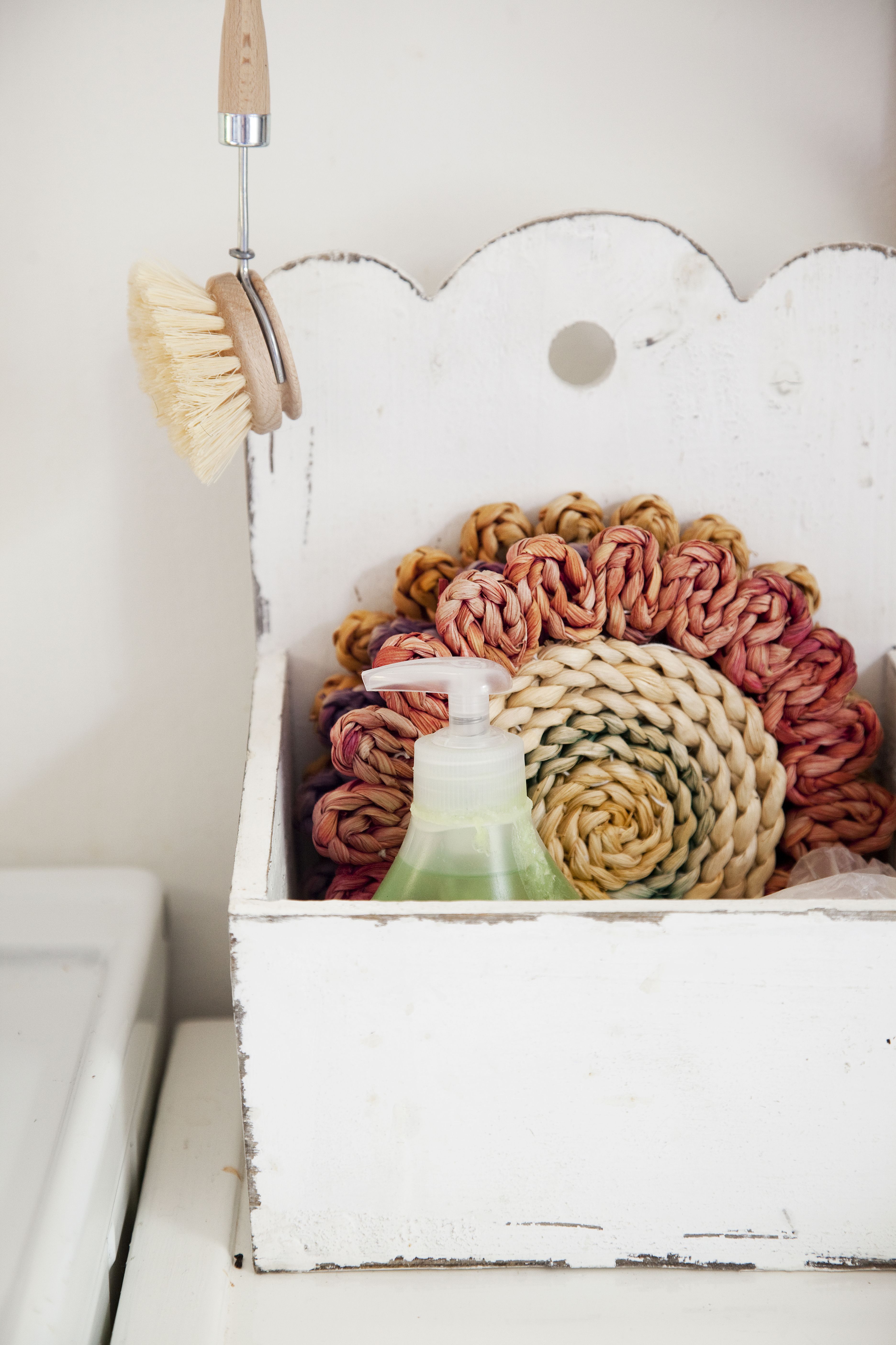 Tiskiharjan ja pannulapun voi säilyttää näinkin kauniisti.