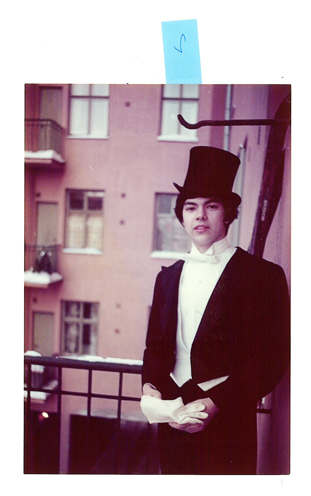 Opiskelin poikakoulussa. Vanhojentansseihin haimme daamit läheisestä tyttökoulusta.