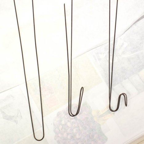 Taivuta rautalanganpätkistä koukut.