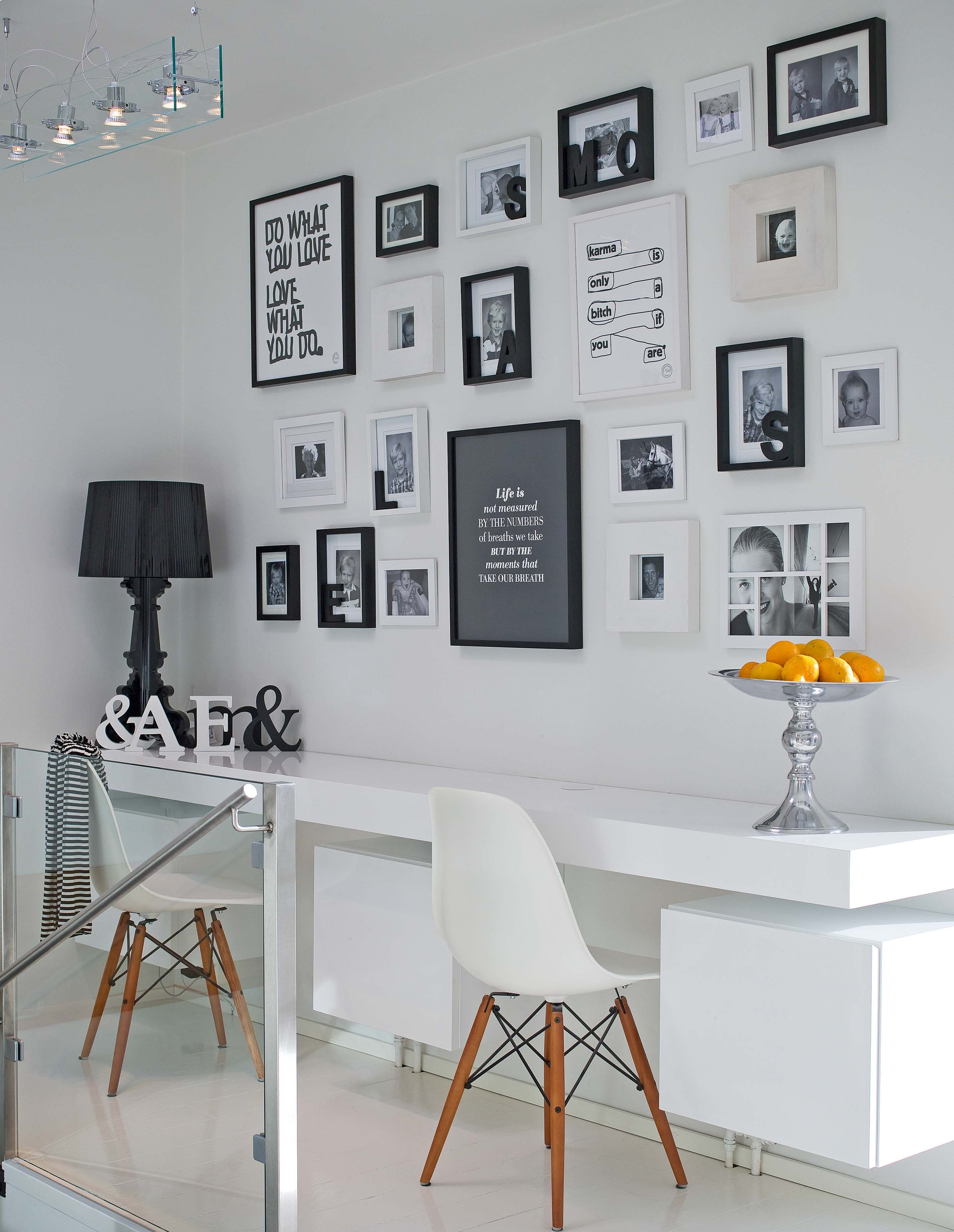 Porrastasanteella sijaitsevan työpisteen toteutti puuseppä sisustussuunnittelijan piirustusten mukaan. Kokonaisuus näyttää kevyeltä, koska kalusteet on asennettu seinälle.