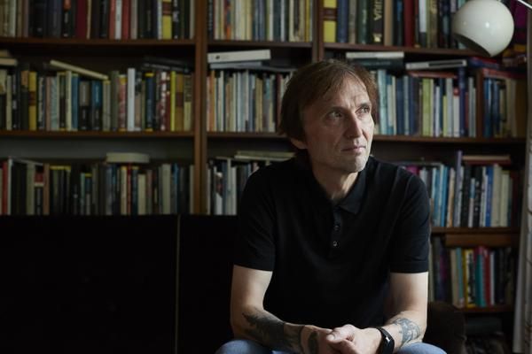 Tomilla on viisi lasta kolmesta suhteesta, mutta suhteet ovat päätyneet eroon. ”En halunnut aiheuttaa lapsilleni huolta, mutta en tiedä, olenko kaikin puolin onnistunut siinä”, hän sanoo.